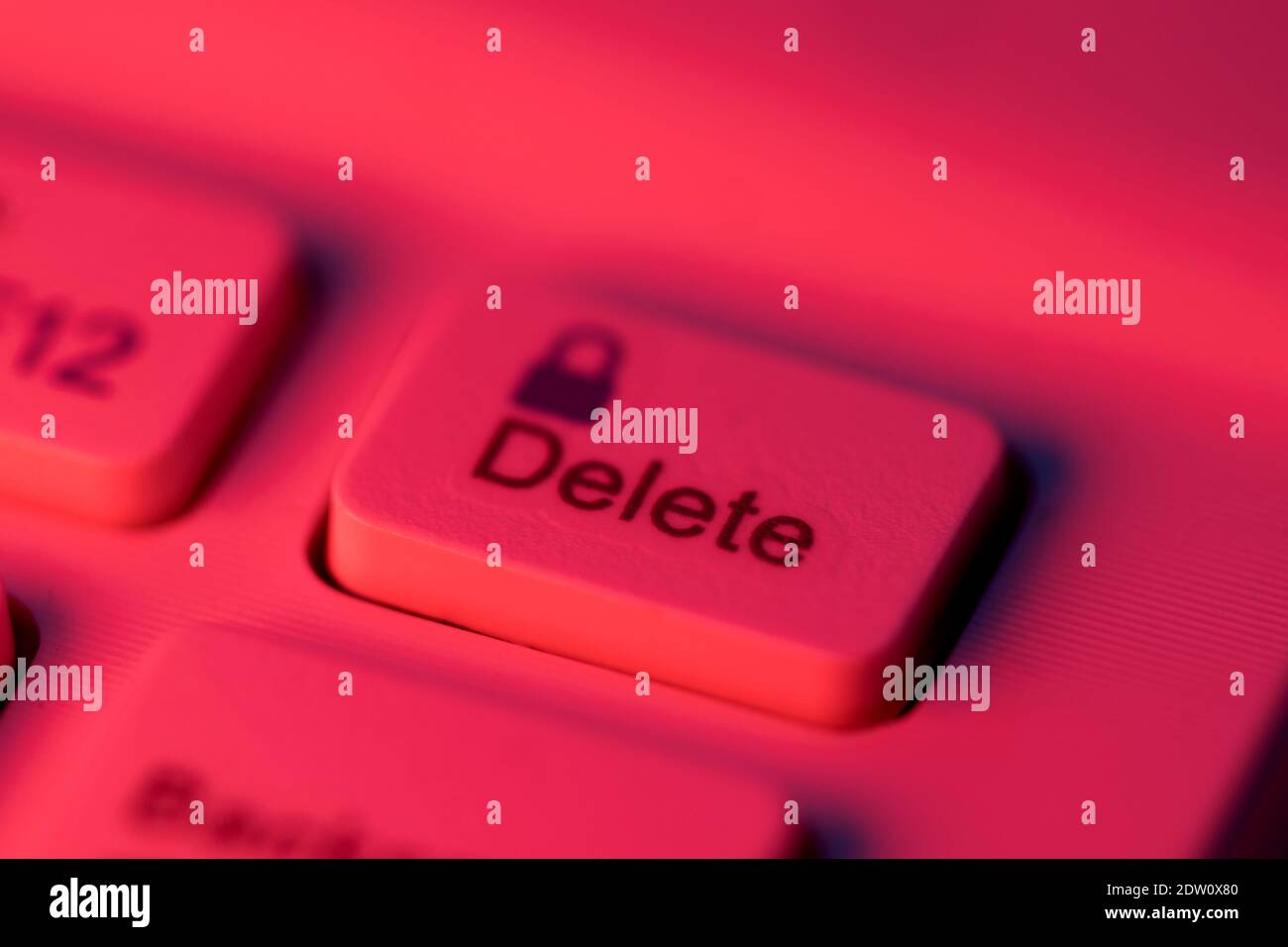 Primo piano di un tasto di eliminazione evidenziato in rosso una tastiera del computer Foto Stock