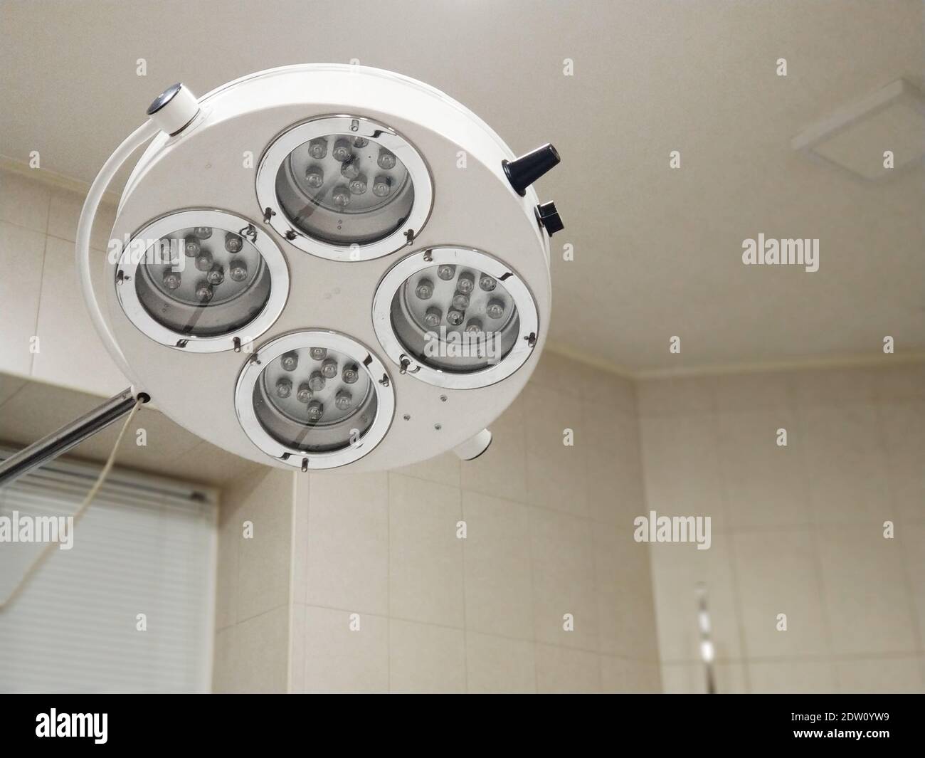 Lampada sopra il tavolo operatorio per interventi chirurgici. Illuminazione  professionale per la sala operatoria Foto stock - Alamy