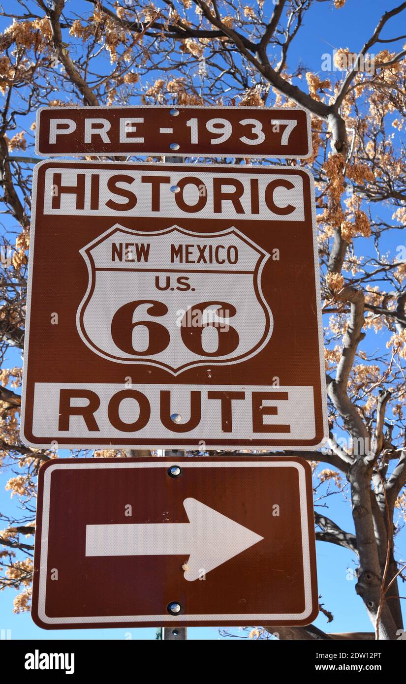 Una segnaletica stradale identifica la rotta precedente alla 1937 della Route 66 attraverso Santa Fe, New Mexico. Foto Stock