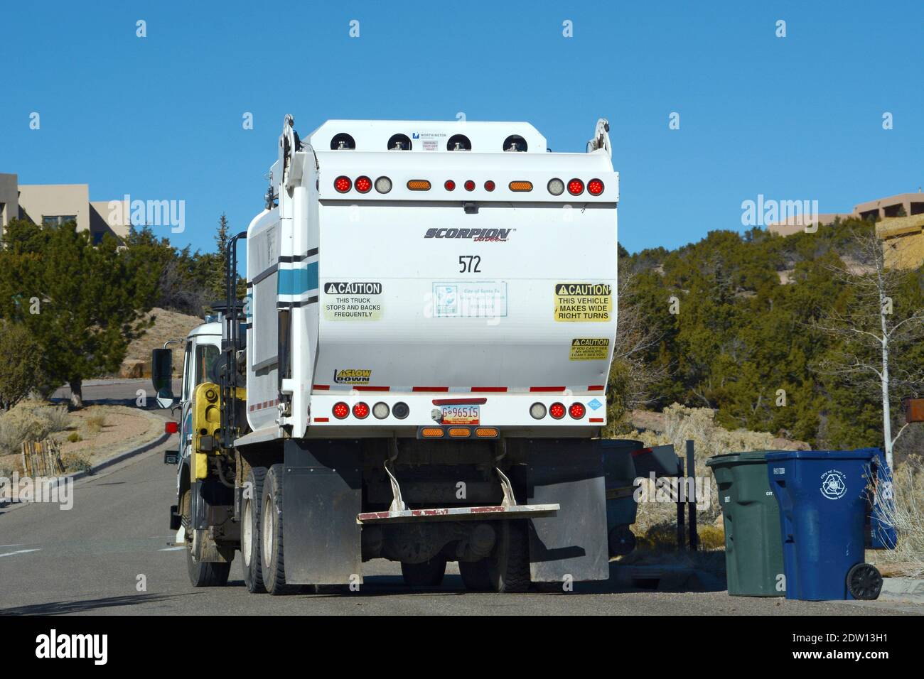 Un veicolo per rifiuti realizzato da Worthington Industries raccoglie rifiuti e materiali riciclabili a Santa Fe, New Mexico. Foto Stock