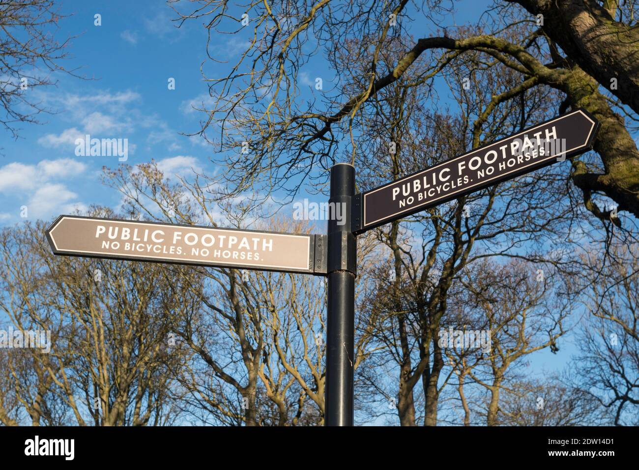 Un cartello pubblico che segnala che non sono ammesse biciclette o cavalli, Inghilterra, Regno Unito Foto Stock