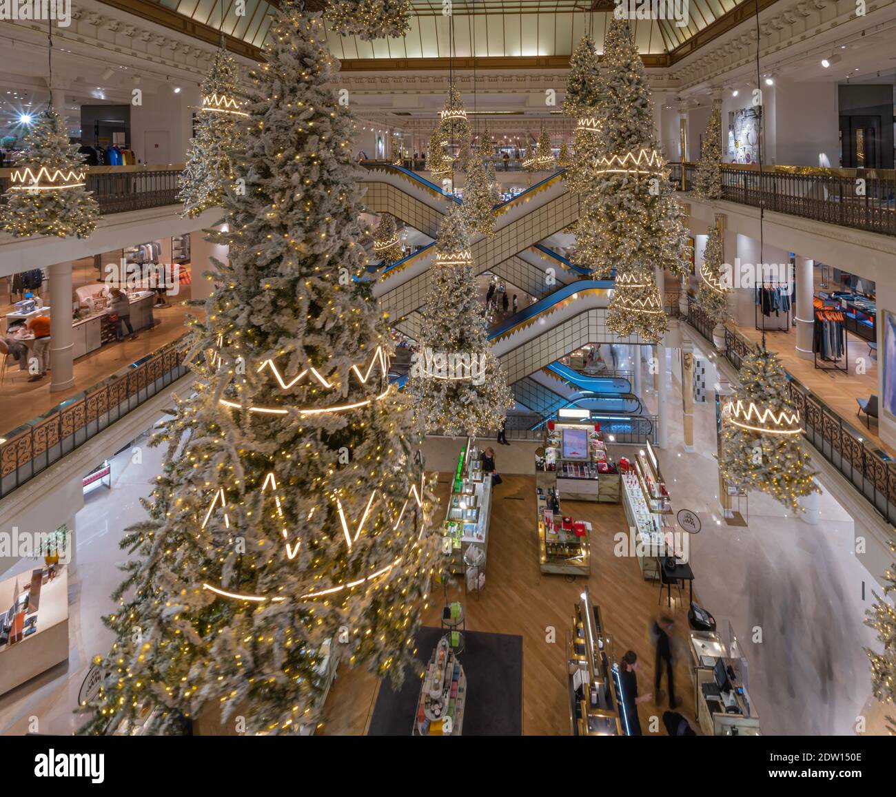 Parigi, Francia - 12 21 2020: Il negozio Bon Marché con le sue incredibili scale e decorazioni natalizie nel periodo Covid Foto Stock