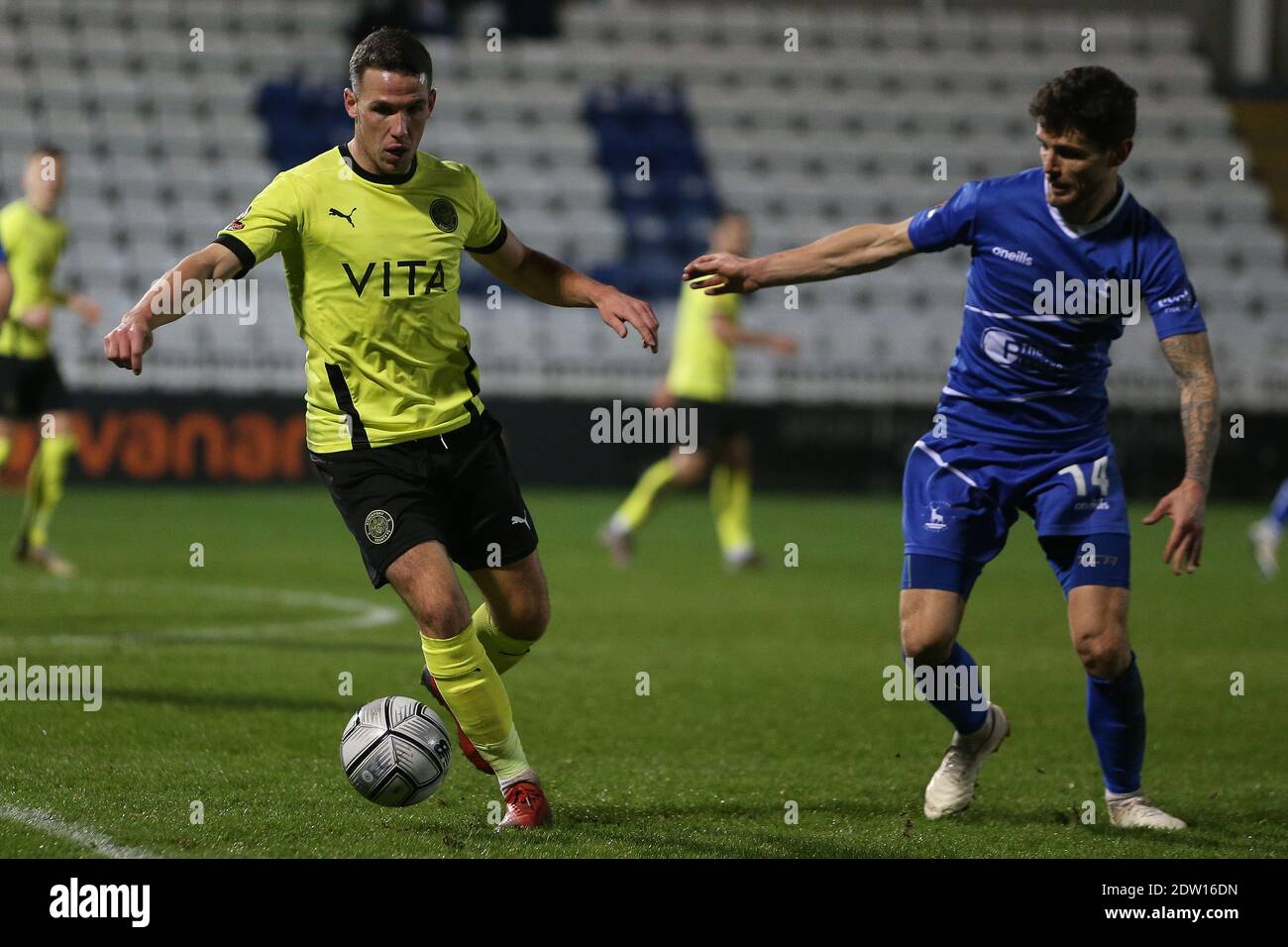 HARTLEPOOL, INGHILTERRA. 22 DICEMBRE Gavan Holohan di Hartlepool si è Unito in azione con John Rooney della contea di Stockport durante la partita della Vanarama National League tra Hartlepool United e Stockport County a Victoria Park, Hartlepool martedì 22 dicembre 2020. (Credit: Mark Fletcher | MI News) Credit: MI News & Sport /Alamy Live News Foto Stock