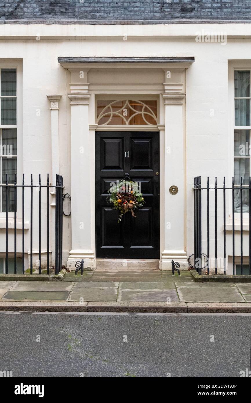 Downing Street, Londra UK a Natale 11 Downing Street porta con corona di Natale Foto Stock