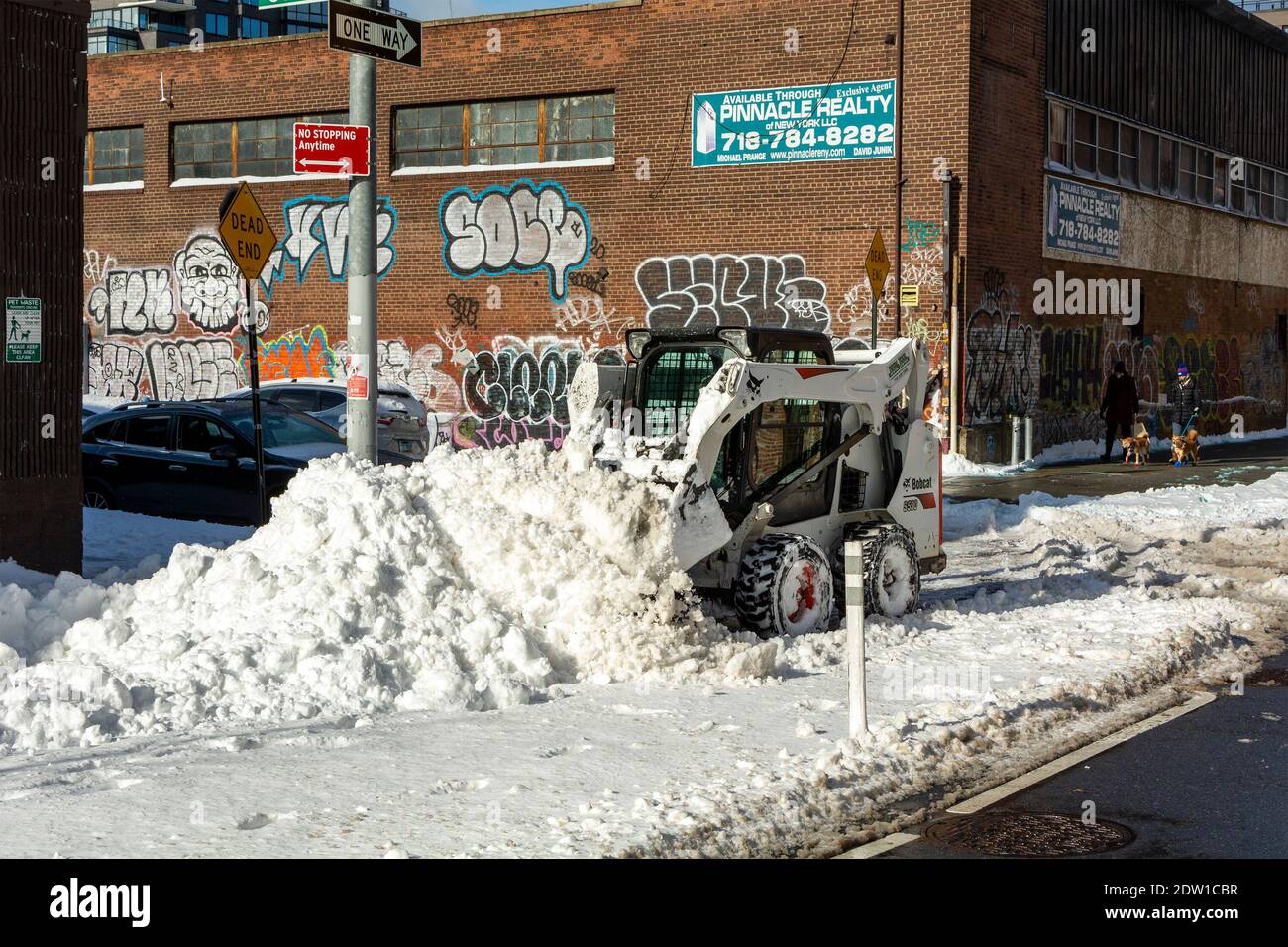 Rimozione della neve per la prima tempesta invernale all'angolo tra West Street e Java Street a Greenpoint, Brooklyn, NY, USA il 17 dicembre 2020 Foto Stock