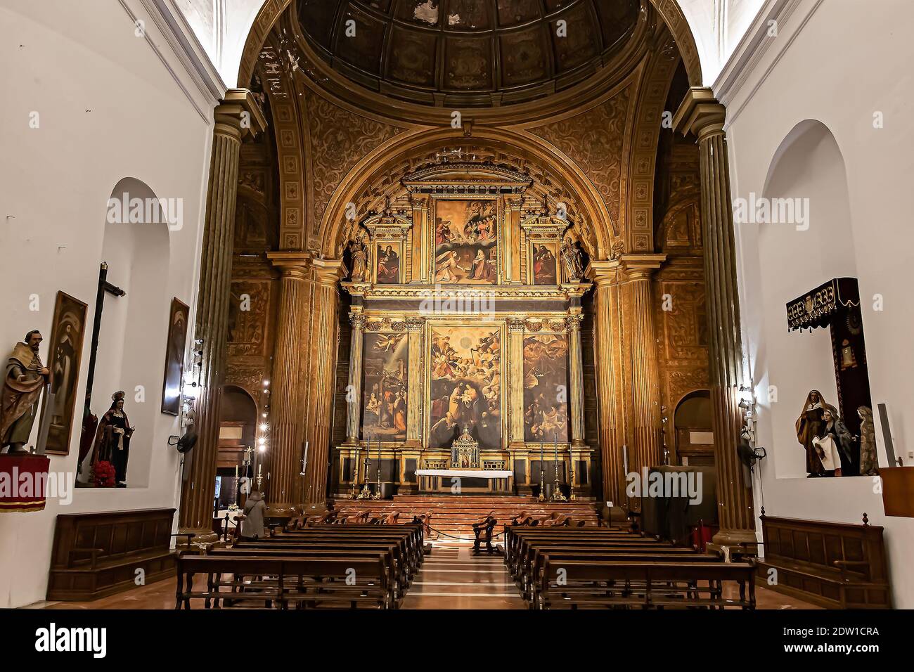 Siviglia, Spagna - Dicembre 21,2020: Altare maggiore della Chiesa dell'Annunciazione ( Iglesia de la Anunziacion ) a Siviglia Foto Stock Siviglia, Spagna - Dicembre 21,2020: Altare maggiore della Chiesa dell'Annunciazione ( Iglesia de la Anunziacion ) a Siviglia Foto Stock