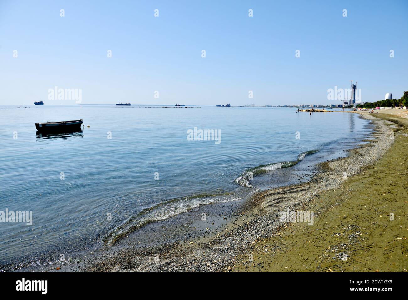 Mare Mediterraneo, acque calme, con frangiflutti, barche e navi al largo di Limassol, Cipro Foto Stock