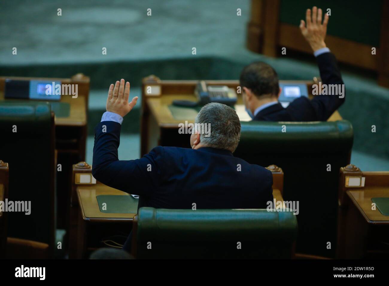 Bucarest, Romania - 22 dicembre 2020: I senatori rumeni votano i conti alzando le mani in una riunione completa del Senato. Foto Stock