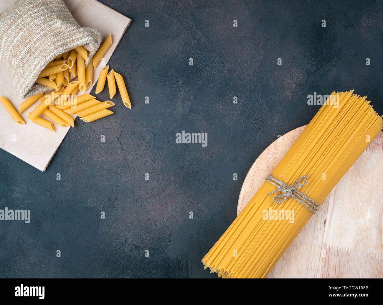 Fondo di drogheria con Pasta su fondo di cemento marrone. Foto Stock