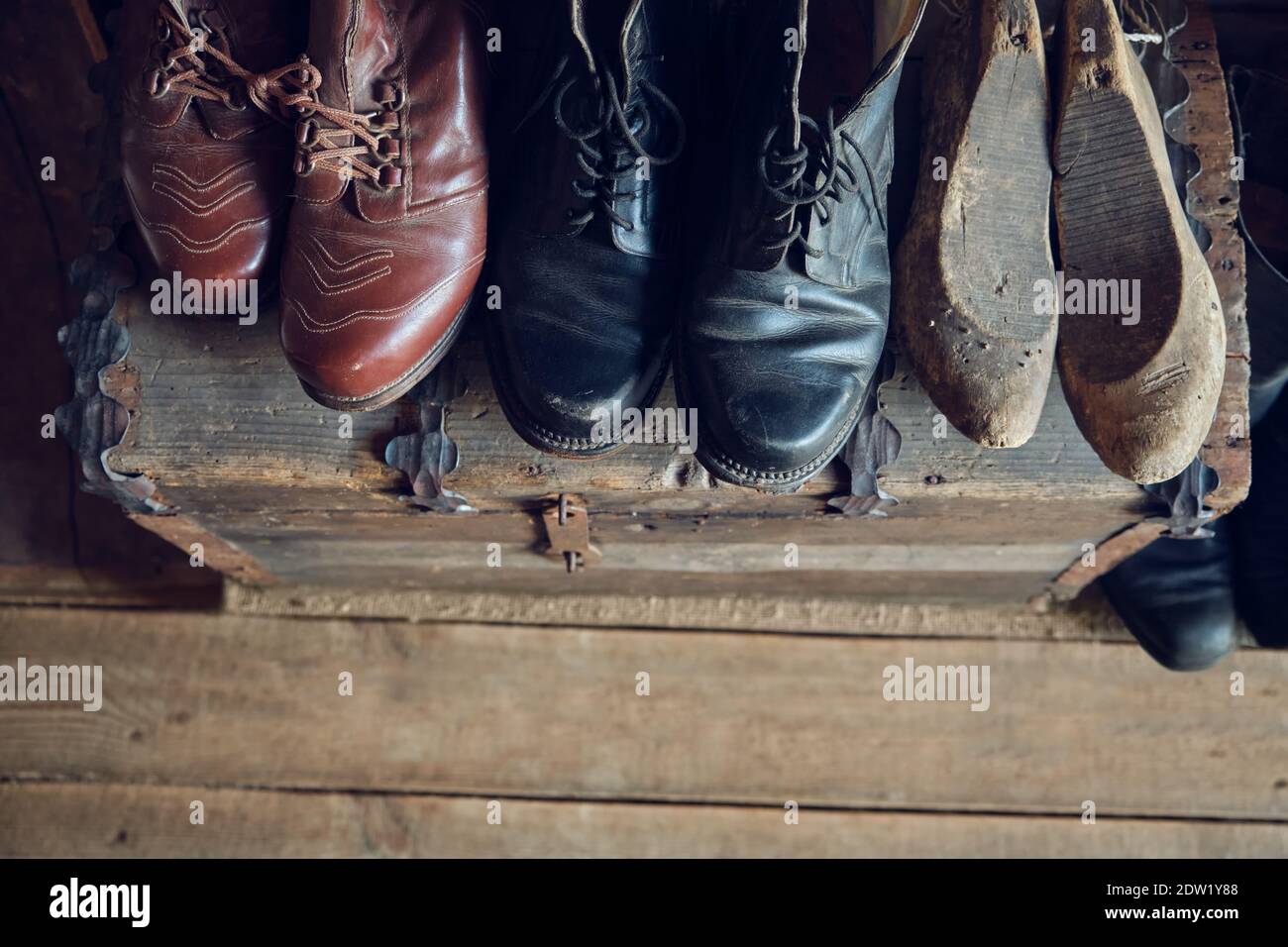Le vecchie scarpe e scarpe in pelle retrò durano in un'officina di calzolaio. Foto Stock