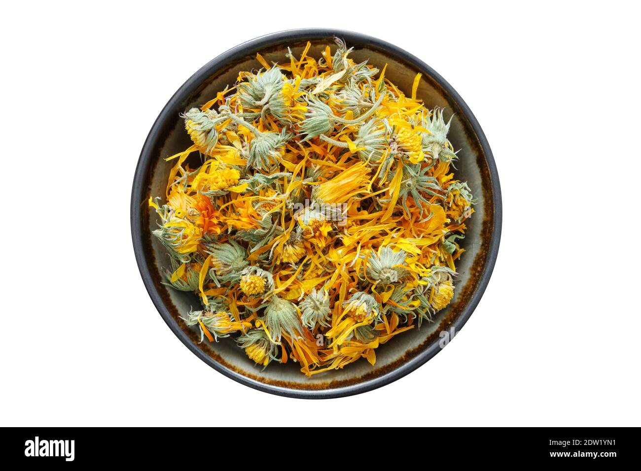 Fiori sani di calendula. Ciotola di petali di marigold asciutti, isolata su bianco. Medicina di erbe. Foto Stock