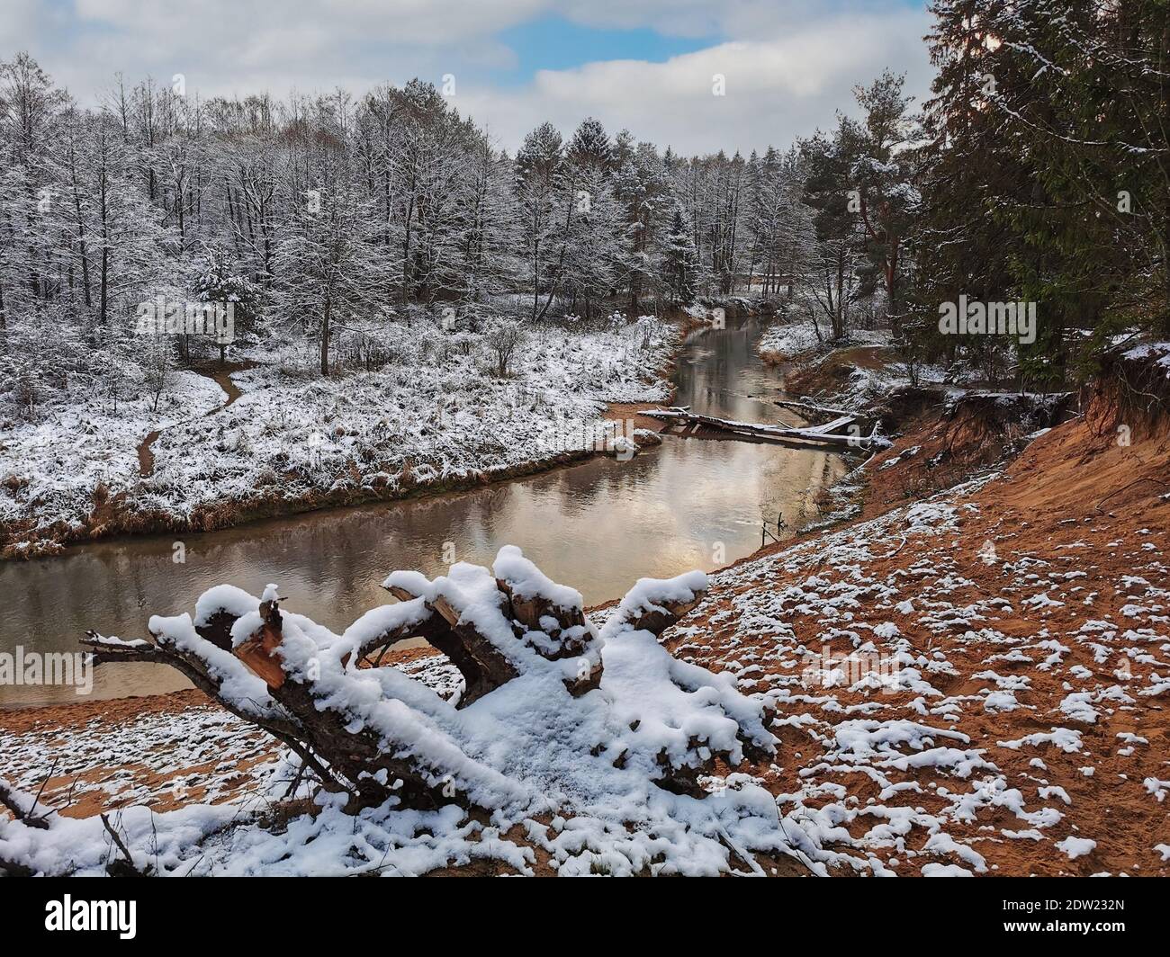 Bellissimo paesaggio invernale di foresta fiume Isloch, Minsk regione, Bielorussia. Foto di alta qualità tramite telefono. Foto Stock