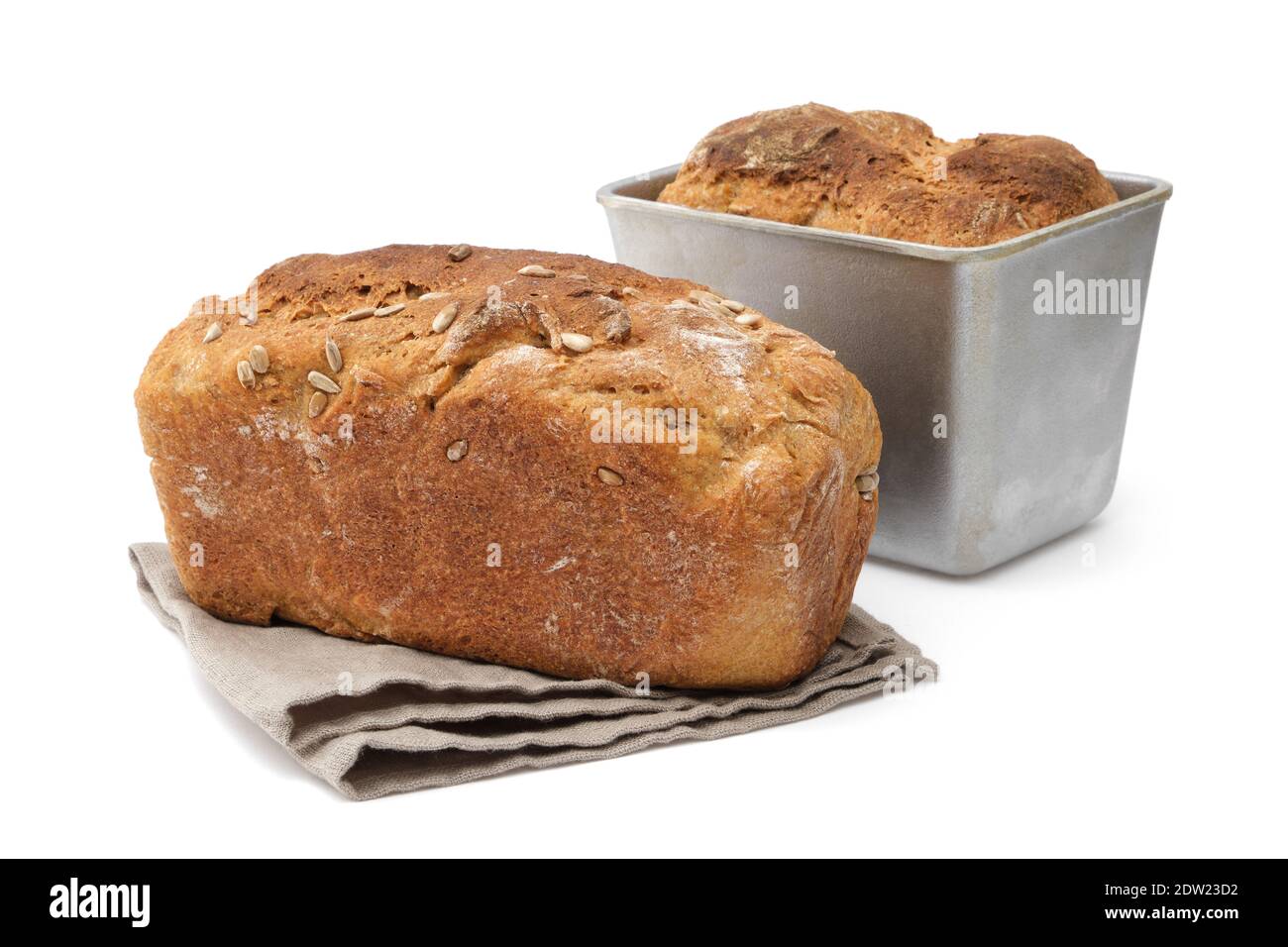 Pane fatto in casa e pane appena sfornato in teglia sullo sfondo. Foto Stock