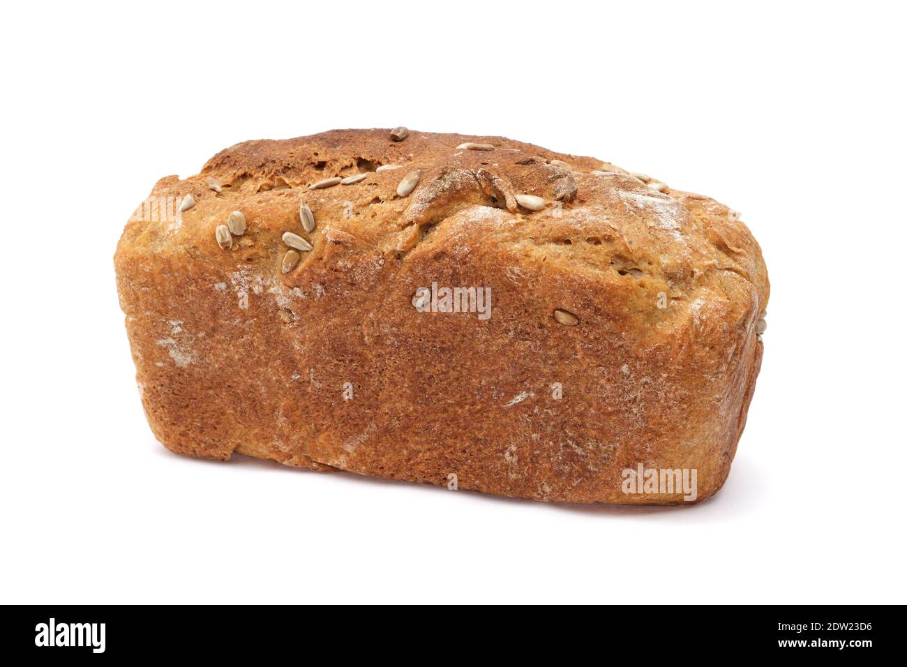 Pane fatto in casa, tradizionale pane sourpaste appena sfornato con semi su bianco. Foto Stock