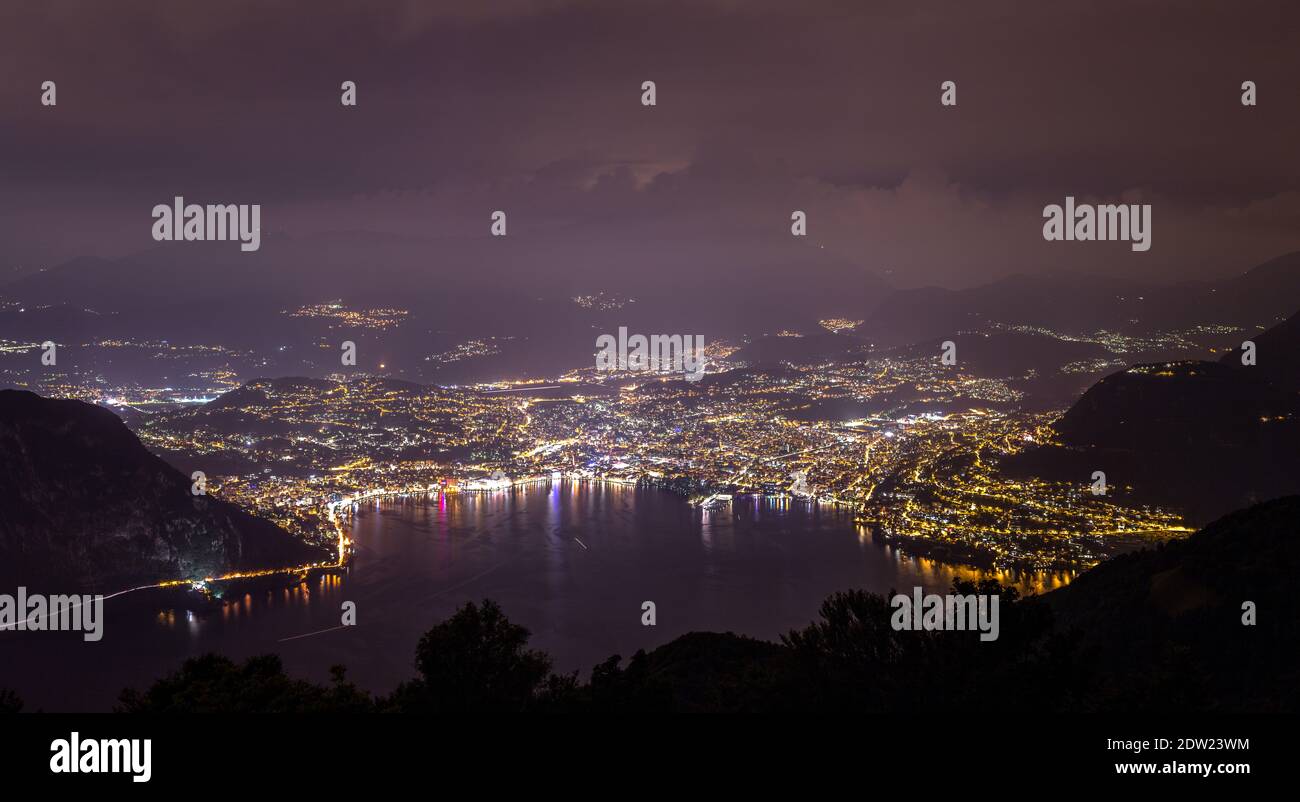 Vista notturna dalla cima di Porlezza sul Lago di Lugano Foto Stock