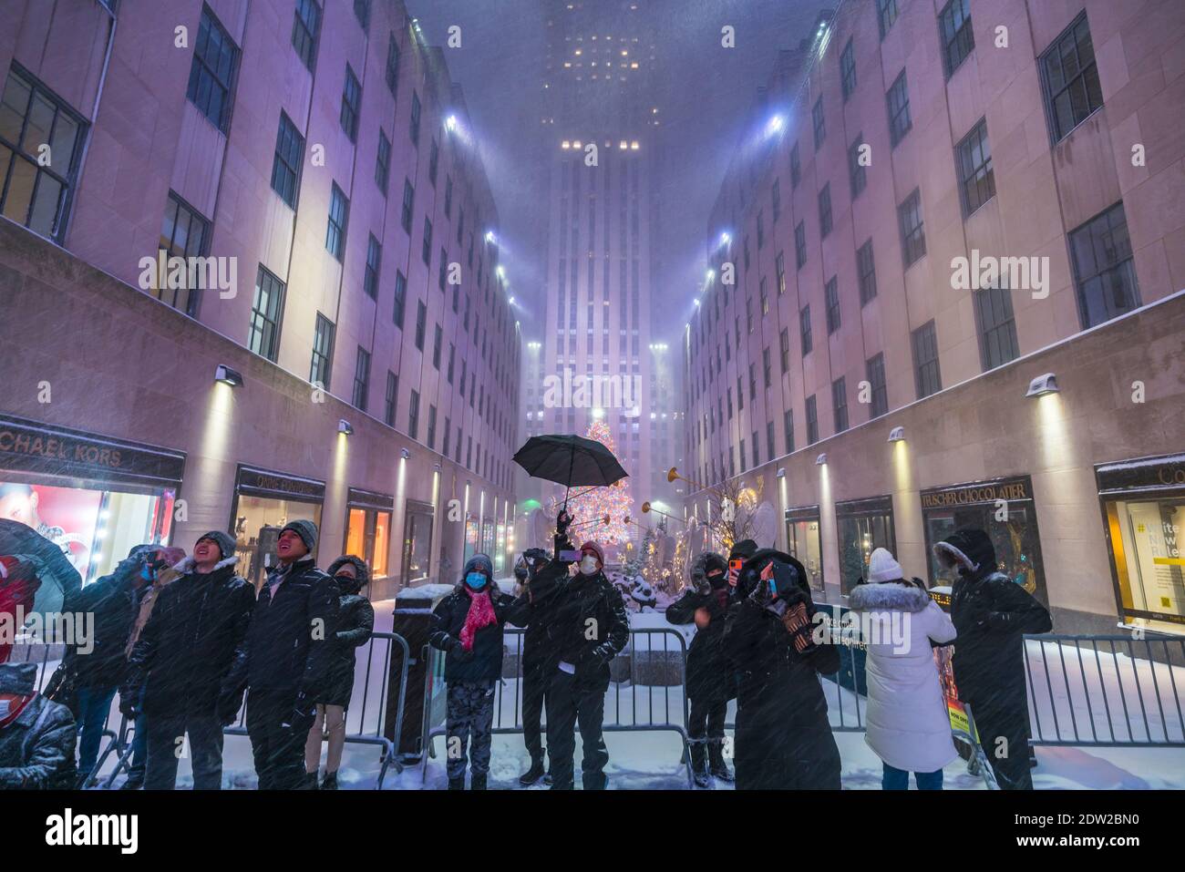 La gente guarda Saks 5th Ave Christmas Light al Rockefeller Center Durante COVID-19 Foto Stock