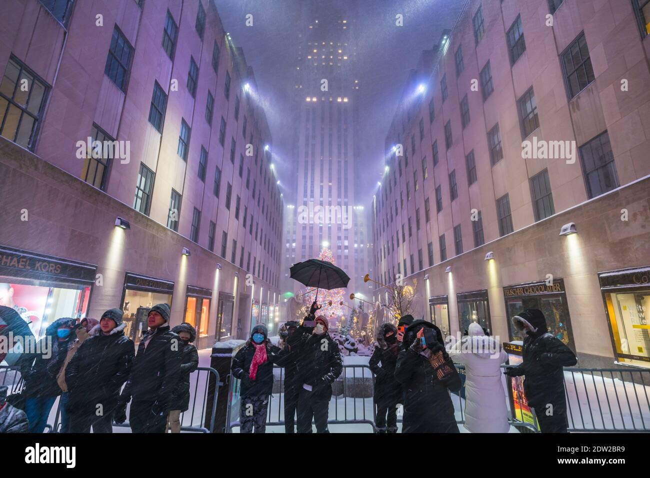 La gente guarda Saks 5th Ave Christmas Light al Rockefeller Center Durante COVID-19 Foto Stock