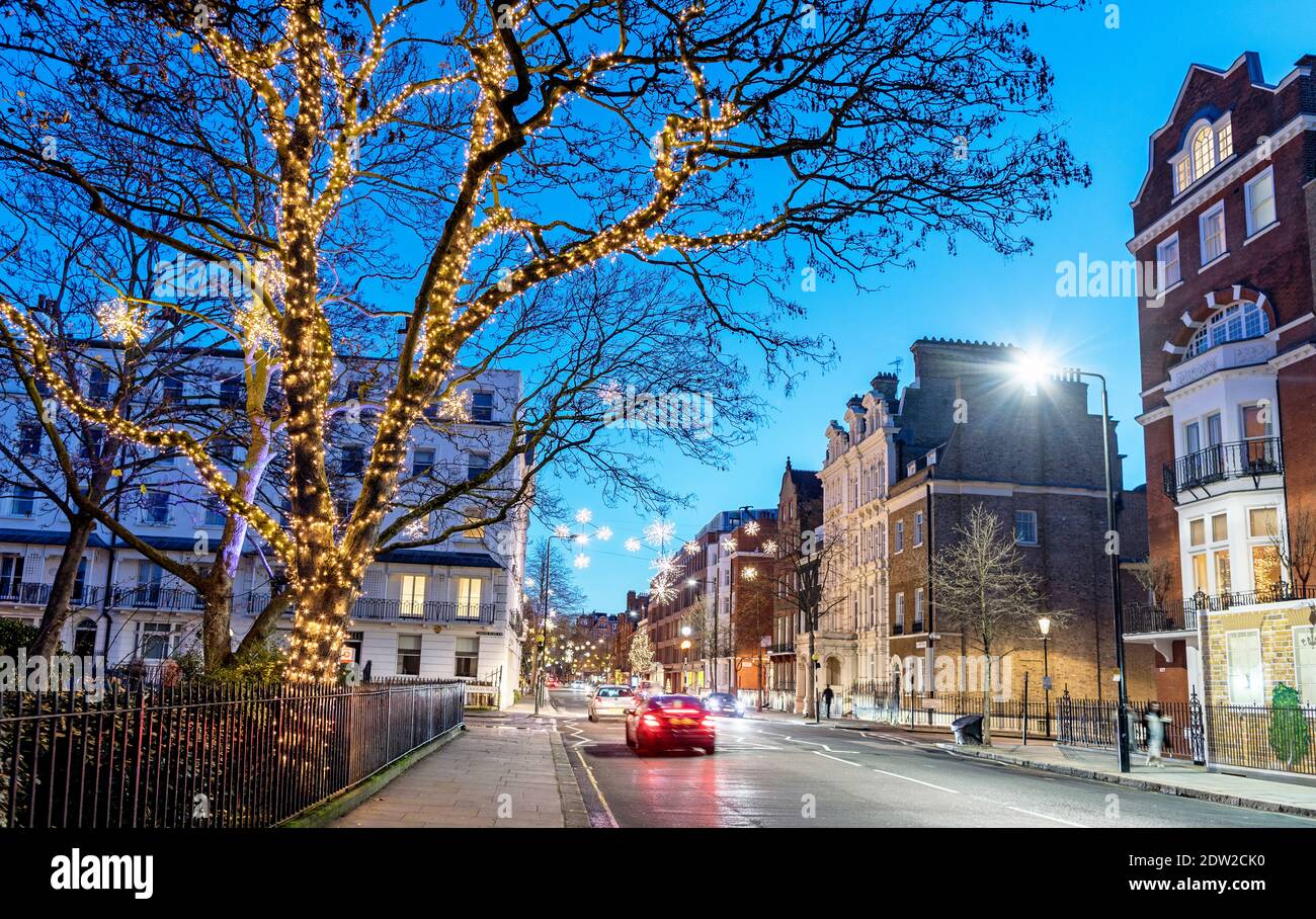 Decorazioni natalizie a Sloane Street Londra di notte Foto Stock