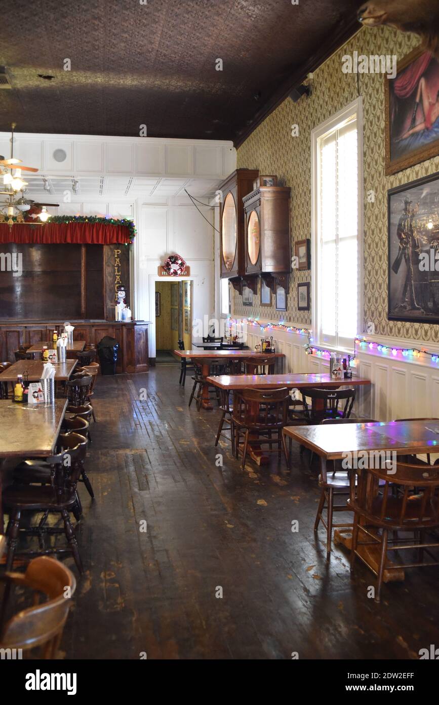 Tombstone, Arizona. USA 12/15/2020. Costruito intorno al 1879 come Golden Eagle Brewery. È salito dall'incendio del 1882 come il Crystal Palace Saloon. Bellissimo bar. Foto Stock