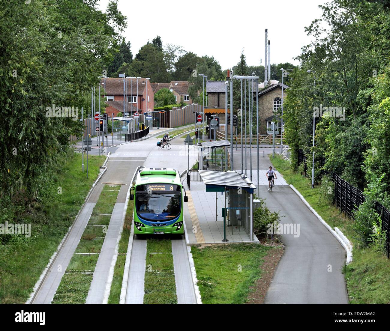 Fermata dell'autobus a Histon, sulla Cambridge a St. Neots autobus guidato, Cambridgeshire. Pista ciclabile per Cambridge sulla destra. Foto Stock