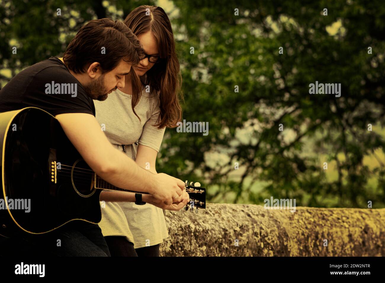 Fratello insegnava a suonare la chitarra in natura Foto Stock