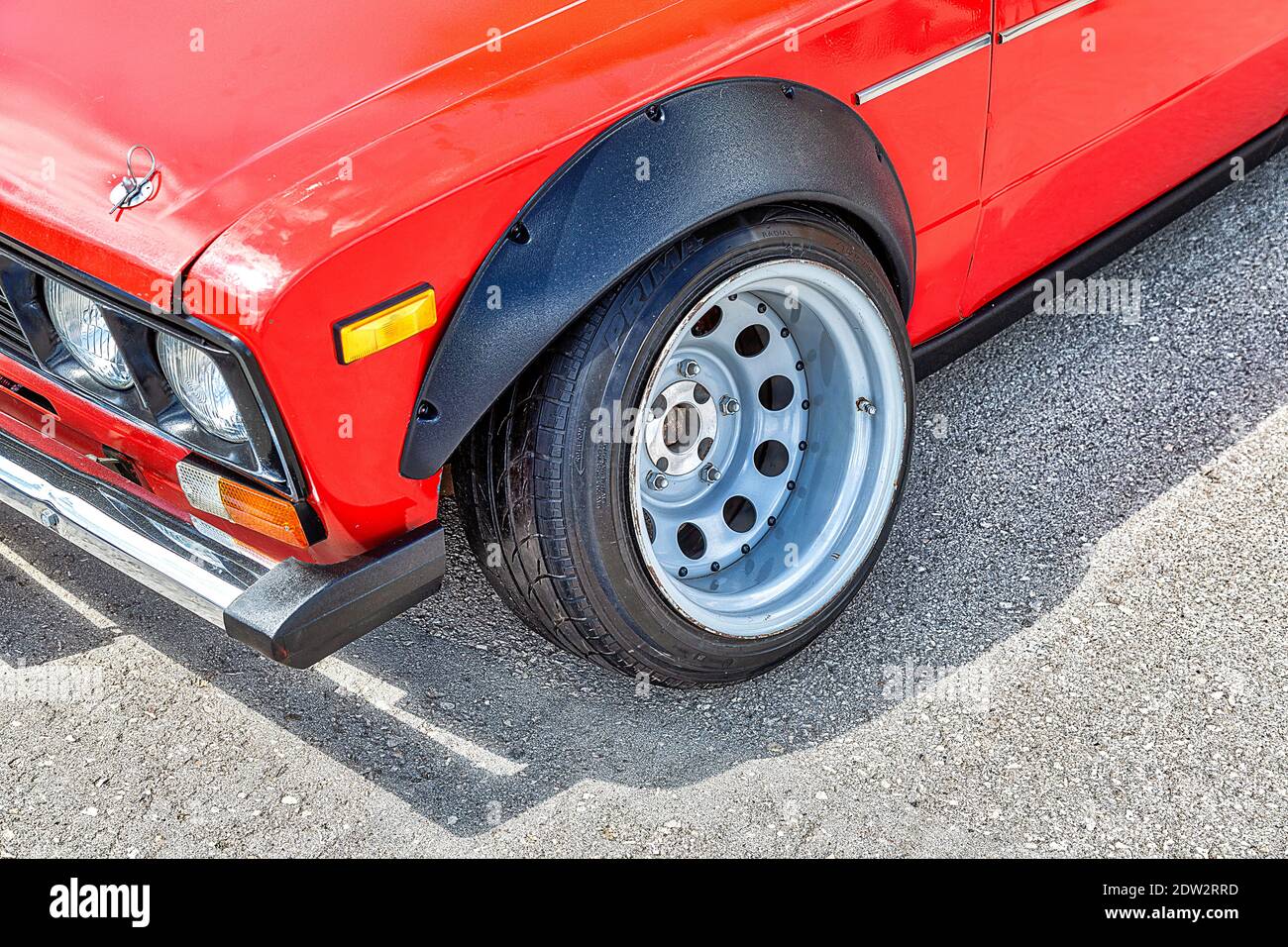Samara, Russia - 18 maggio 2019: Veicolo Lada sintonizzato con ruota automobilistica su disco metallico con pneumatico a profilo basso. Sospensione più bassa per auto, massa più piccola cl Foto Stock