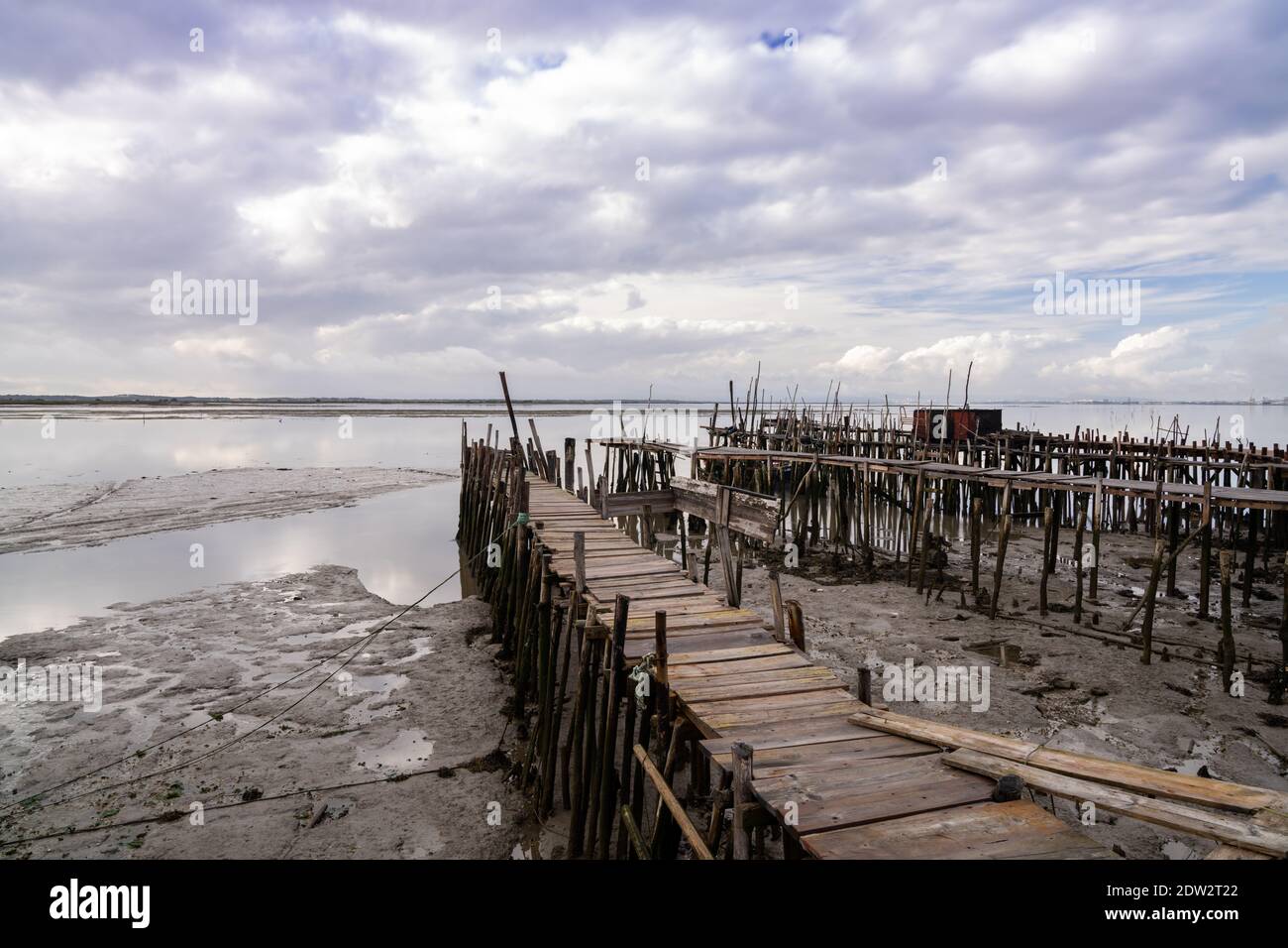 Una vista dei vecchi moli e moli rotti a. Cais Palatifico sull'estuario del fiume Sado Foto Stock