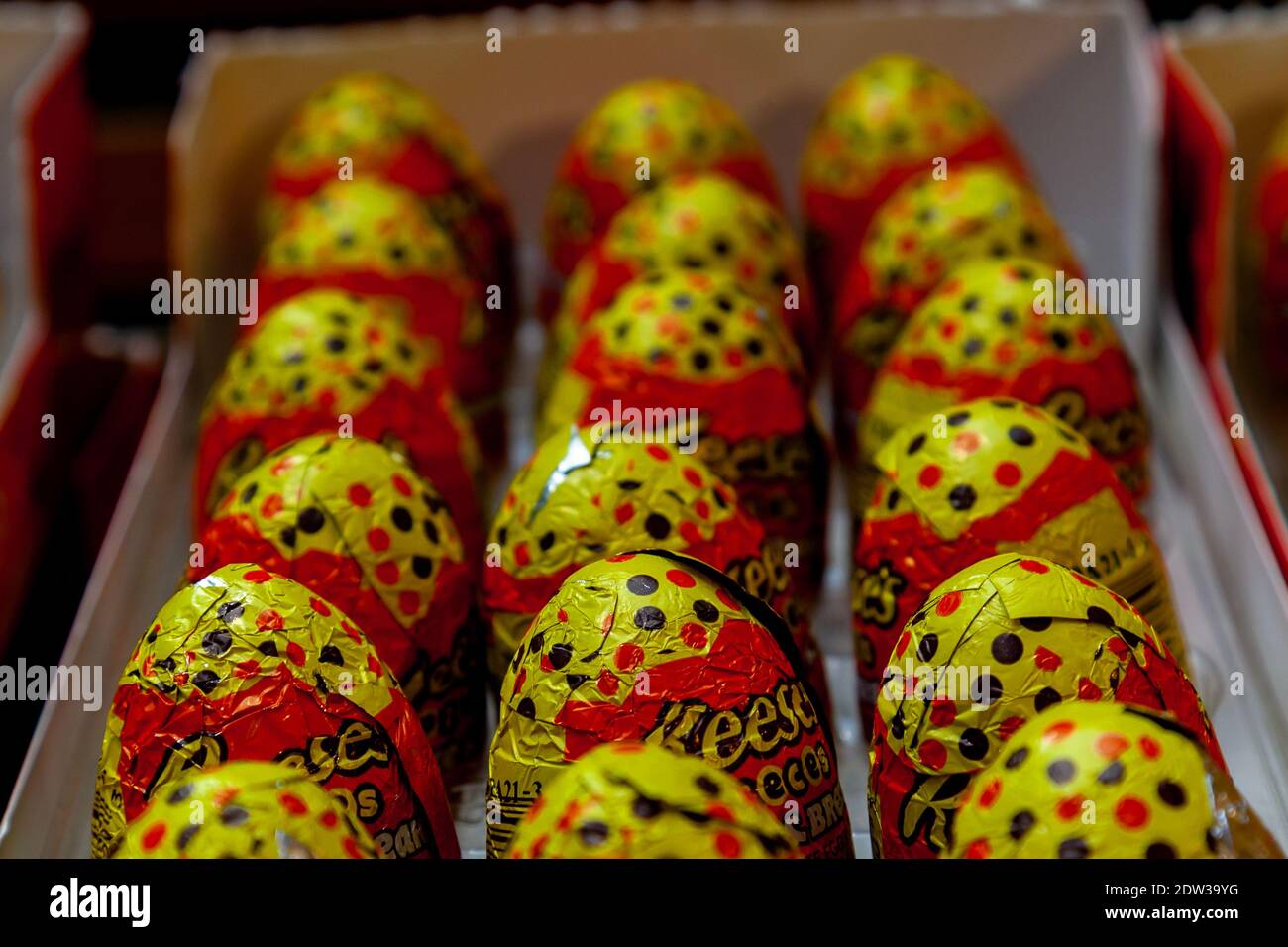 Una scatola di PEZZI DI REESE Shake and Break Milk Chocolate eggs ripiena di PEZZI DI REESE Candy on the shelf, Pennsylvania, New York, USA Foto Stock