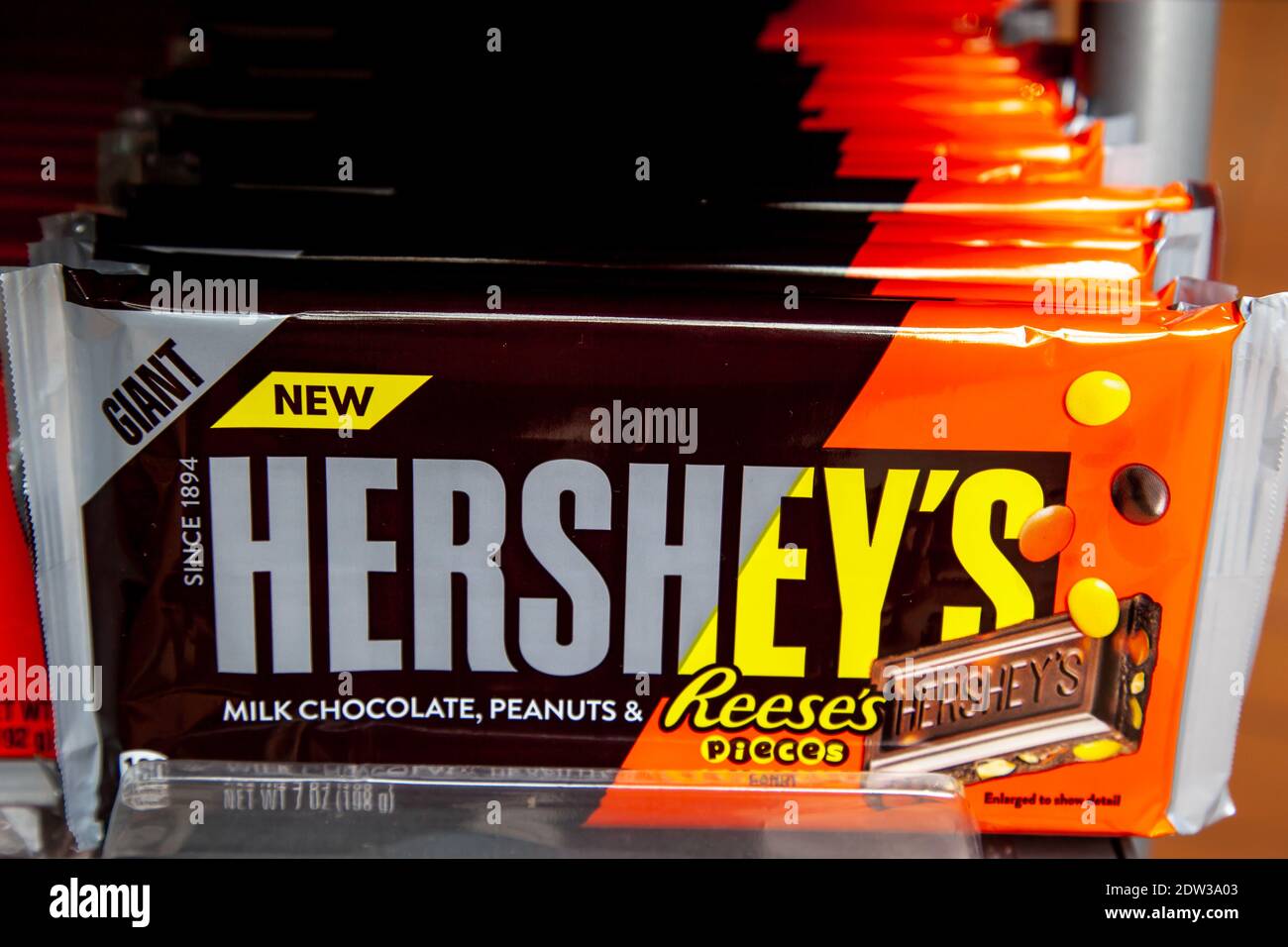 Pennsylvania, NY, Stati Uniti d'America - 2 marzo 2020: Hershey's Milk Chocolate Reese's Pieces Candy Bar su uno scaffale del negozio. Foto Stock