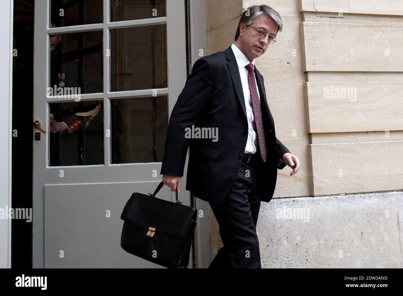 Il gruppo bancario francese BNP Paribas Chief Operating Officer Jean-Laurent Bonnafe lascia l'Hotel Matignon dopo un incontro con il primo ministro francese e i funzionari delle principali banche francesi, un giorno dopo la decisione del primo ministro greco di sottoporre il suo salvataggio dell'UE a referendum. Le azioni francesi sono scese del 0.22 per cento a metà mattina negoziando oggi, invertendo un primo rally da forti perdite il 1 ° novembre in risposta alla richiesta di un referendum in Grecia sul suo salvataggio del debito. , il 2 novembre 2011 a Parigi, Francia. Foto di Stephane Lemouton/ABACAPRESS.COM Foto Stock