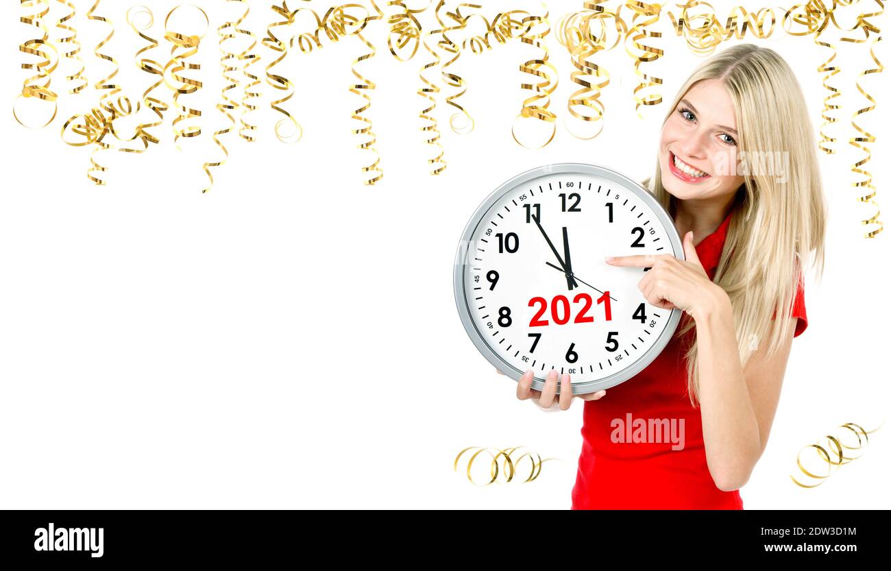 Partytime. Da cinque a dodici anni Capodanno 2021. Giovane bella donna con grande orologio e decorazione di festa Foto Stock