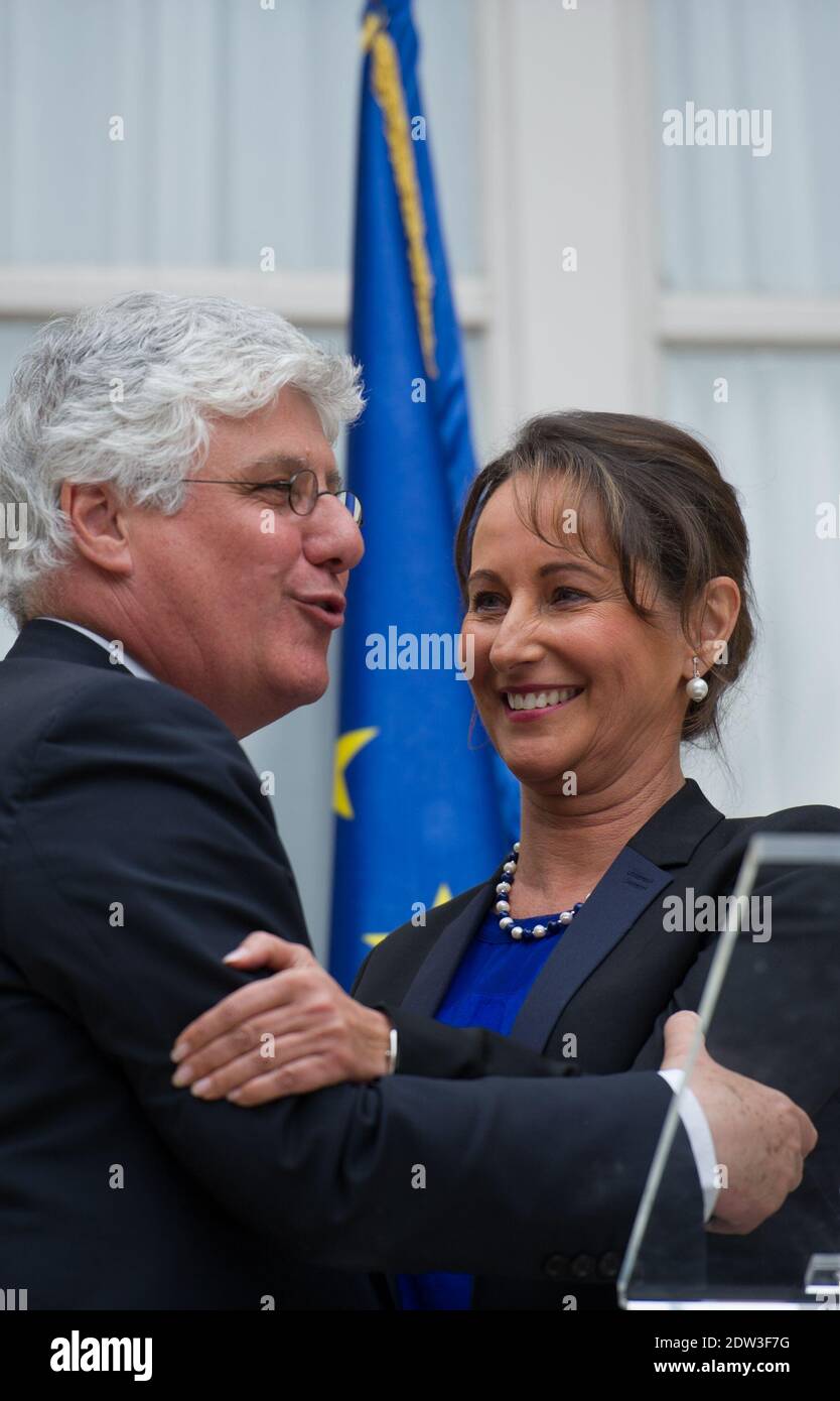 Il Ministro francese uscente dell'Ecologia, dello sviluppo sostenibile e dell'energia Philippe Martin e il nuovo Ministro francese dell'Ecologia, dello sviluppo sostenibile e dell'energia Segolene Royal durante una cerimonia di consegna al Ministero dell'Ecologia di Parigi il 2 aprile 2014. Il nuovo primo ministro francese Manuel Valls, 51 anni, ha sostituito Jean-Marc Ayrault alla guida di un nuovo governo che non includerà i due ministri verdi che facevano parte dell'amministrazione uscente. Foto di Thierry Orban/ABACAPRESS.COM Foto Stock