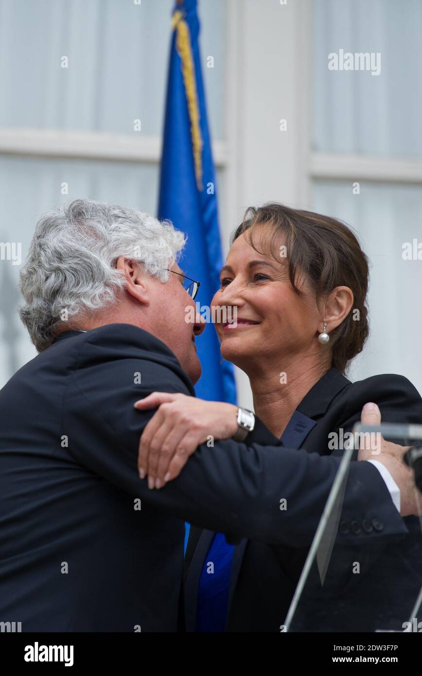Il Ministro francese uscente dell'Ecologia, dello sviluppo sostenibile e dell'energia Philippe Martin e il nuovo Ministro francese dell'Ecologia, dello sviluppo sostenibile e dell'energia Segolene Royal durante una cerimonia di consegna al Ministero dell'Ecologia di Parigi il 2 aprile 2014. Il nuovo primo ministro francese Manuel Valls, 51 anni, ha sostituito Jean-Marc Ayrault alla guida di un nuovo governo che non includerà i due ministri verdi che facevano parte dell'amministrazione uscente. Foto di Thierry Orban/ABACAPRESS.COM Foto Stock