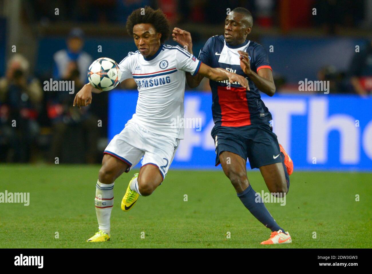 Blaise Matuidi della PSG che combatte contro il Willian di Chelsea durante la prima partita di calcio del quarto della UEFA Champions League, il Paris Saint-Germain vs Chelsea FC allo stadio Parc-des-Princes di Parigi, Francia, il 2 aprile 2014. Parigi ha vinto 3-1. Foto di Henri Szwarc/ABACAPRESS.COM Foto Stock