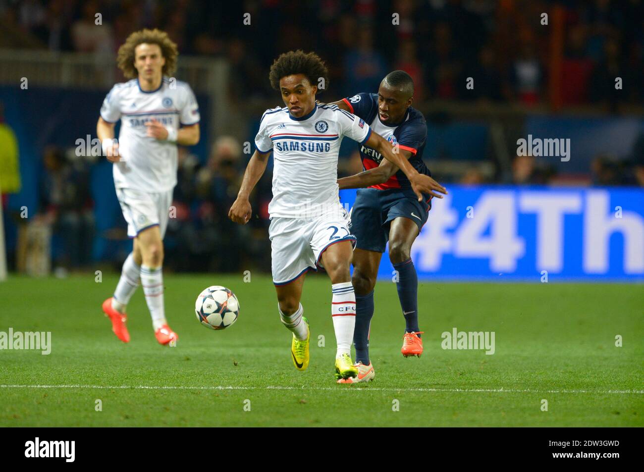 Blaise Matuidi della PSG che combatte contro il Willian di Chelsea durante la prima partita di calcio del quarto della UEFA Champions League, il Paris Saint-Germain vs Chelsea FC allo stadio Parc-des-Princes di Parigi, Francia, il 2 aprile 2014. Parigi ha vinto 3-1. Foto di Henri Szwarc/ABACAPRESS.COM Foto Stock