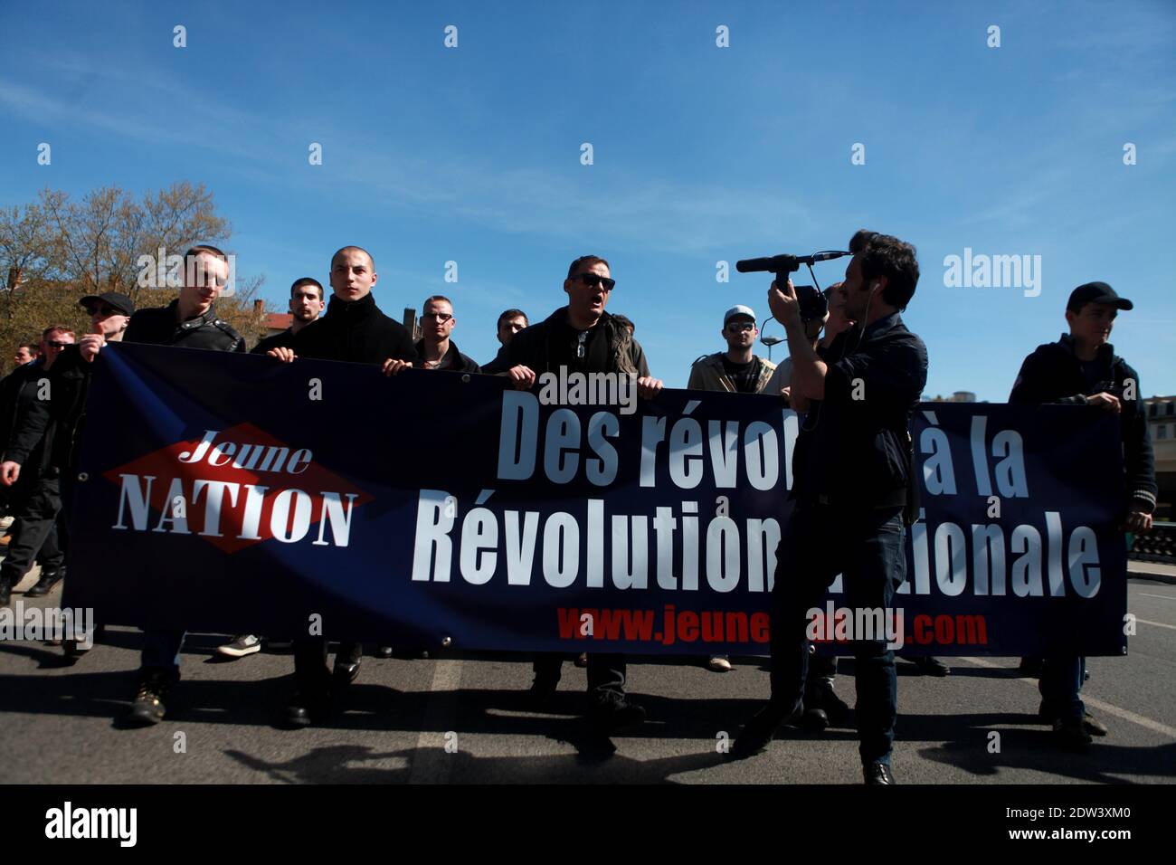 I manifestanti prendono parte ad una manifestazione chiamata dal collettivo 'Jour de Colere', o 'giorno di ira', a Lione, in Francia, il 06 aprile 2014. La manifestazione ha riunito un gruppo motley di manifestanti anti anti anti-governativi tra cui teste di pelle, cattolici e persone che si oppongono al matrimonio gay. Ex-Jeunesse nazionaliste Alexandre Gabriac e Yvan Benedetti marciano a capo del corteo. Foto di Axelle de russe/ABACAPRESS.COM Foto Stock