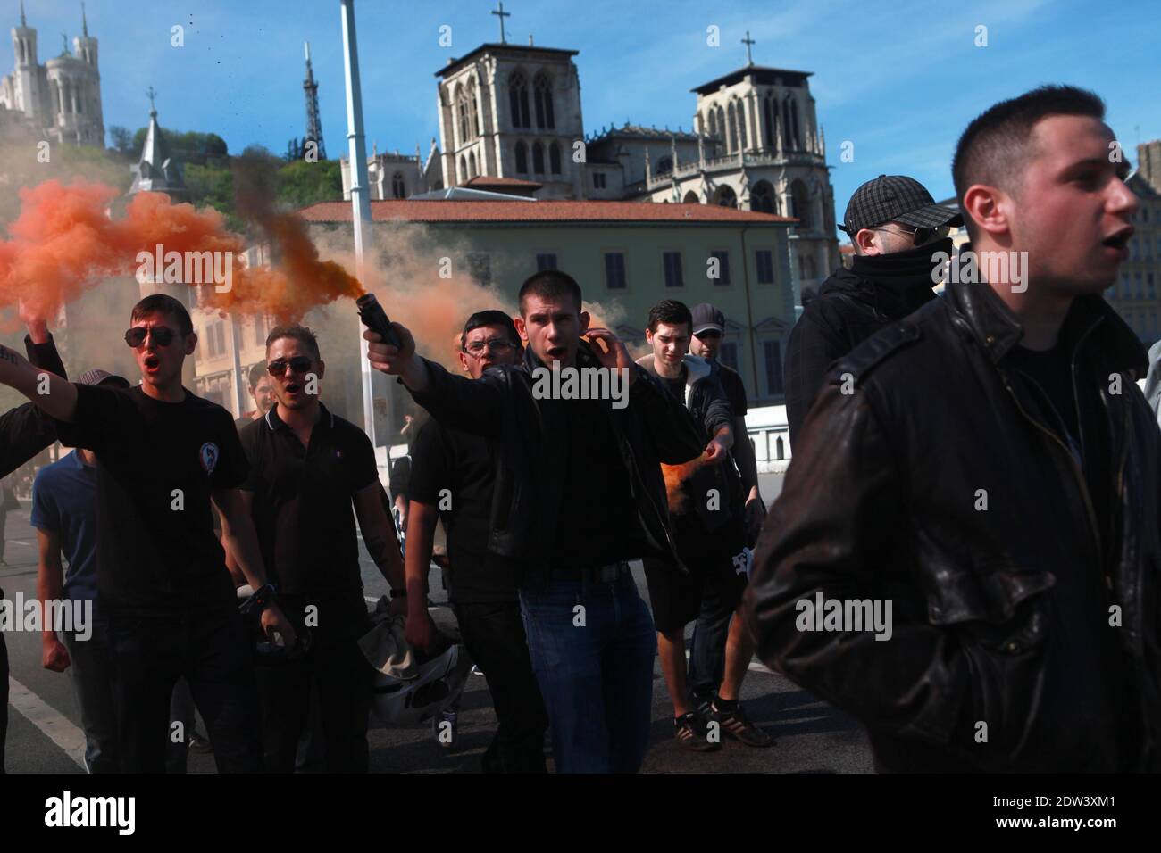 I manifestanti prendono parte ad una manifestazione chiamata dal collettivo 'Jour de Colere', o 'giorno di ira', a Lione, in Francia, il 06 aprile 2014. La manifestazione ha riunito un gruppo motley di manifestanti anti anti anti-governativi tra cui teste di pelle, cattolici e persone che si oppongono al matrimonio gay. Ex-Jeunesse nazionaliste Alexandre Gabriac e Yvan Benedetti marciano a capo del corteo. Foto di Axelle de russe/ABACAPRESS.COM Foto Stock