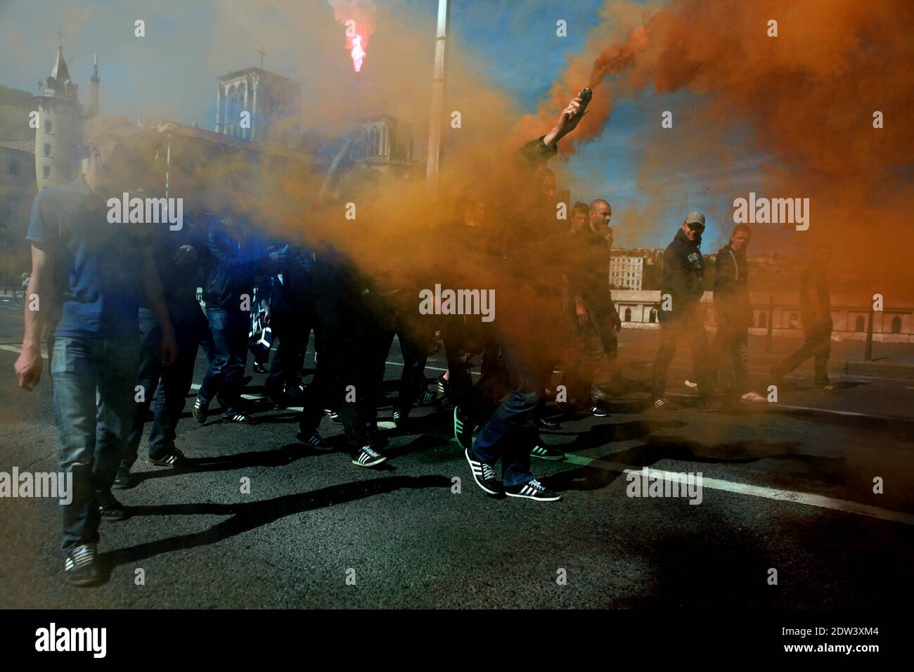 I manifestanti prendono parte ad una manifestazione chiamata dal collettivo 'Jour de Colere', o 'giorno di ira', a Lione, in Francia, il 06 aprile 2014. La manifestazione ha riunito un gruppo motley di manifestanti anti anti anti-governativi tra cui teste di pelle, cattolici e persone che si oppongono al matrimonio gay. Ex-Jeunesse nazionaliste Alexandre Gabriac e Yvan Benedetti marciano a capo del corteo. Foto di Axelle de russe/ABACAPRESS.COM Foto Stock