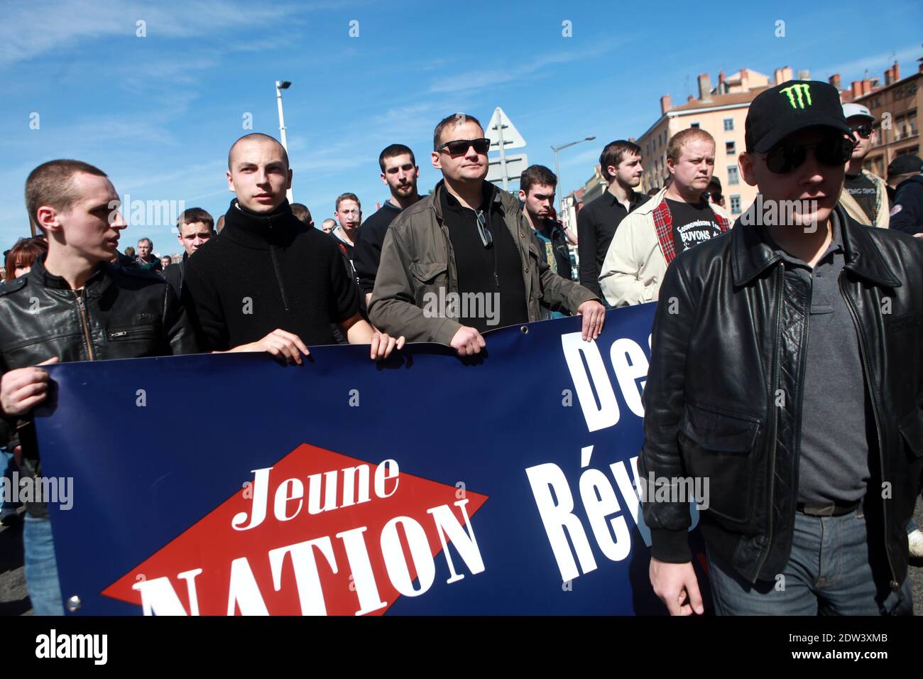 I manifestanti prendono parte ad una manifestazione chiamata dal collettivo 'Jour de Colere', o 'giorno di ira', a Lione, in Francia, il 06 aprile 2014. La manifestazione ha riunito un gruppo motley di manifestanti anti anti anti-governativi tra cui teste di pelle, cattolici e persone che si oppongono al matrimonio gay. Ex-Jeunesse nazionaliste Alexandre Gabriac e Yvan Benedetti marciano a capo del corteo. Foto di Axelle de russe/ABACAPRESS.COM Foto Stock