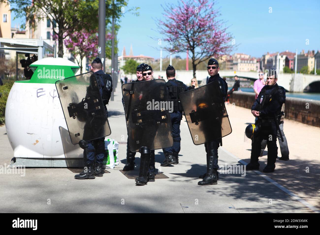 I manifestanti prendono parte ad una manifestazione chiamata dal collettivo 'Jour de Colere', o 'giorno di ira', a Lione, in Francia, il 06 aprile 2014. La manifestazione ha riunito un gruppo motley di manifestanti anti anti anti-governativi tra cui teste di pelle, cattolici e persone che si oppongono al matrimonio gay. Ex-Jeunesse nazionaliste Alexandre Gabriac e Yvan Benedetti marciano a capo del corteo. Foto di Axelle de russe/ABACAPRESS.COM Foto Stock