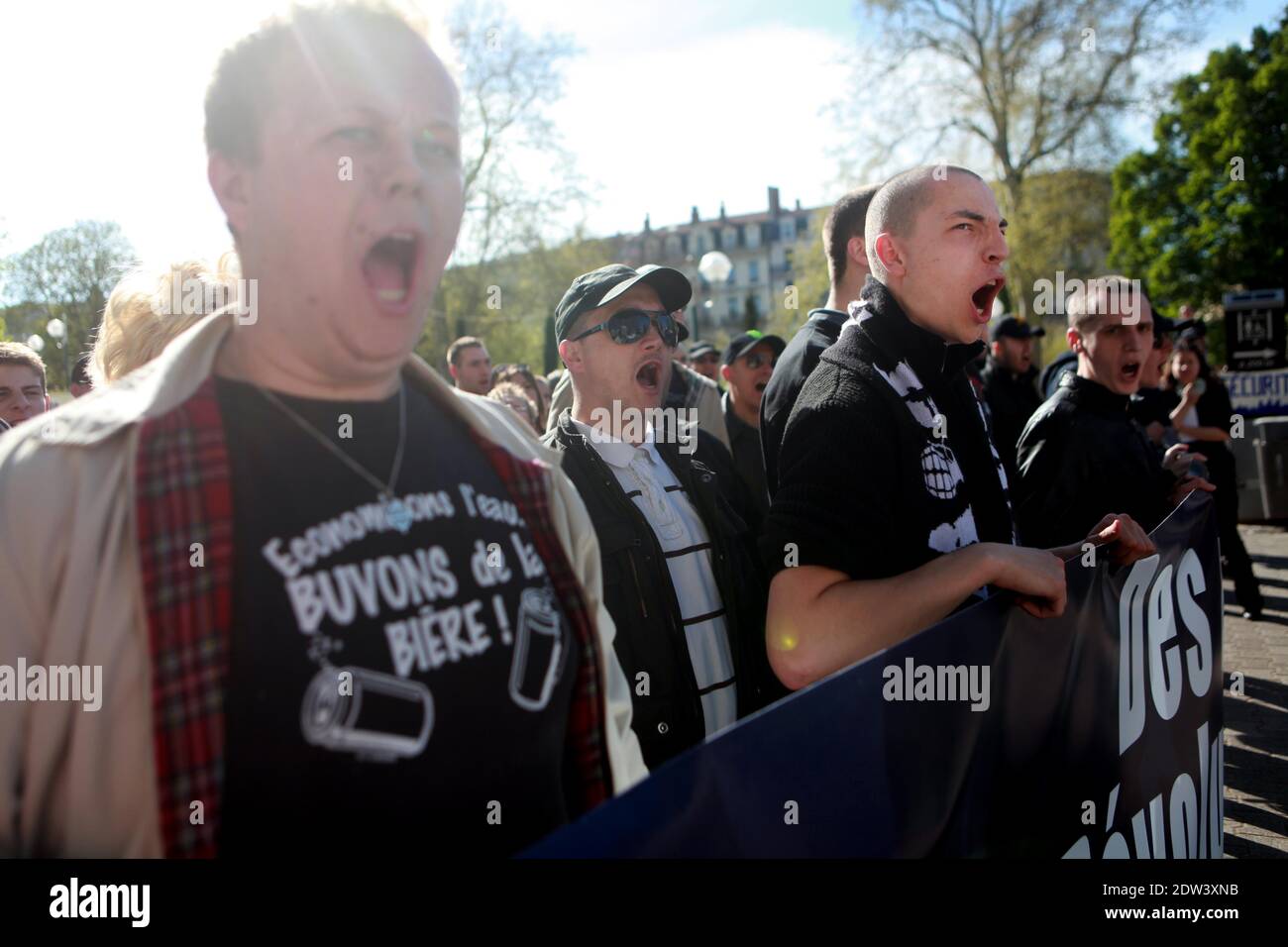 I manifestanti prendono parte ad una manifestazione chiamata dal collettivo 'Jour de Colere', o 'giorno di ira', a Lione, in Francia, il 06 aprile 2014. La manifestazione ha riunito un gruppo motley di manifestanti anti anti anti-governativi tra cui teste di pelle, cattolici e persone che si oppongono al matrimonio gay. Ex-Jeunesse nazionaliste Alexandre Gabriac e Yvan Benedetti marciano a capo del corteo. Foto di Axelle de russe/ABACAPRESS.COM Foto Stock
