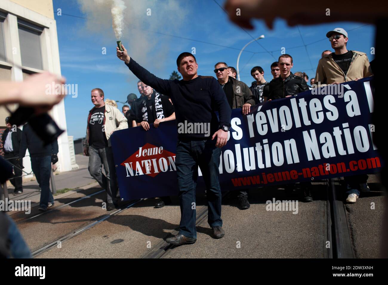 I manifestanti prendono parte ad una manifestazione chiamata dal collettivo 'Jour de Colere', o 'giorno di ira', a Lione, in Francia, il 06 aprile 2014. La manifestazione ha riunito un gruppo motley di manifestanti anti anti anti-governativi tra cui teste di pelle, cattolici e persone che si oppongono al matrimonio gay. Ex-Jeunesse nazionaliste Alexandre Gabriac e Yvan Benedetti marciano a capo del corteo. Foto di Axelle de russe/ABACAPRESS.COM Foto Stock