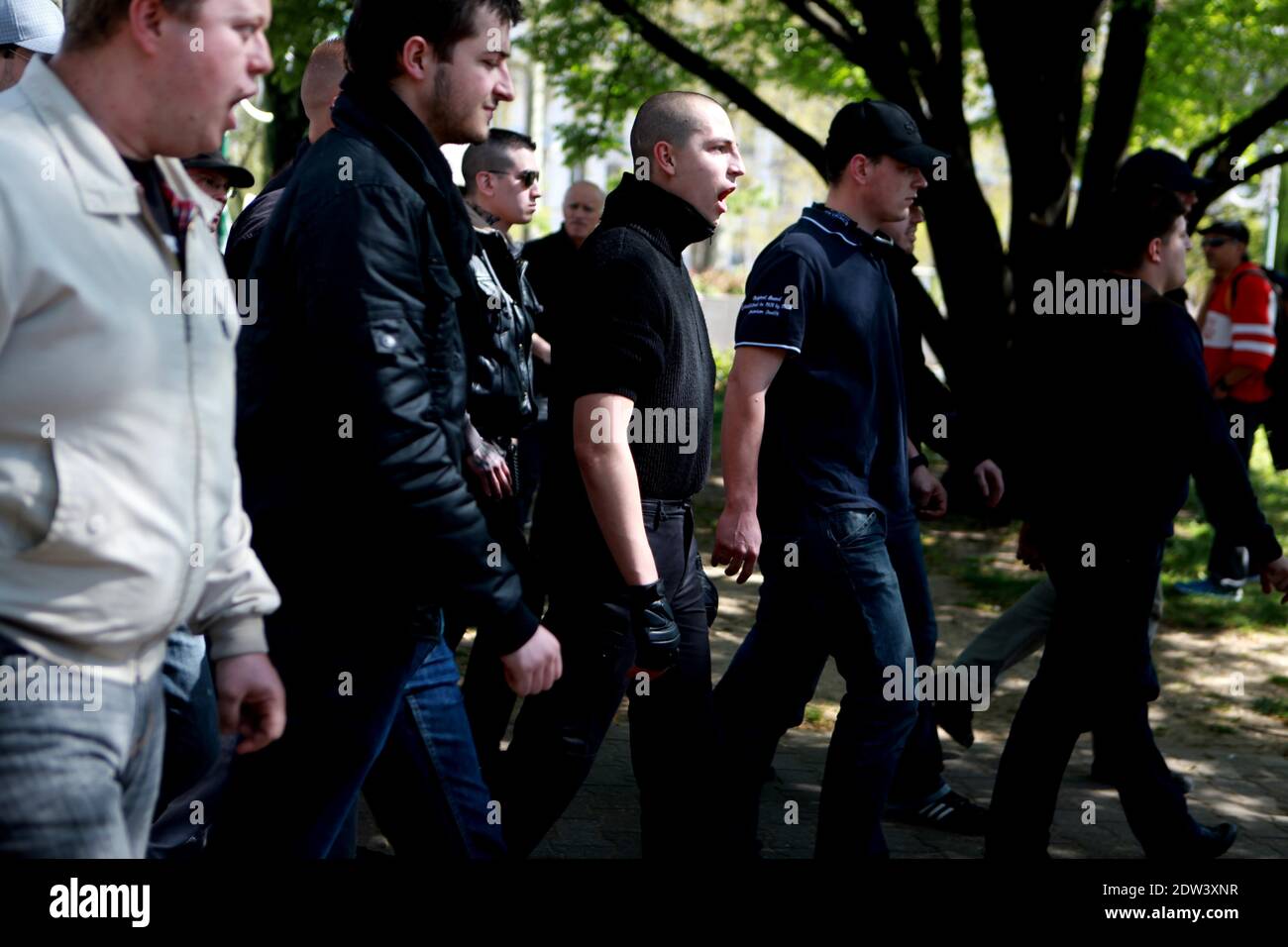 I manifestanti prendono parte ad una manifestazione chiamata dal collettivo 'Jour de Colere', o 'giorno di ira', a Lione, in Francia, il 06 aprile 2014. La manifestazione ha riunito un gruppo motley di manifestanti anti anti anti-governativi tra cui teste di pelle, cattolici e persone che si oppongono al matrimonio gay. Ex-Jeunesse nazionaliste Alexandre Gabriac e Yvan Benedetti marciano a capo del corteo. Foto di Axelle de russe/ABACAPRESS.COM Foto Stock