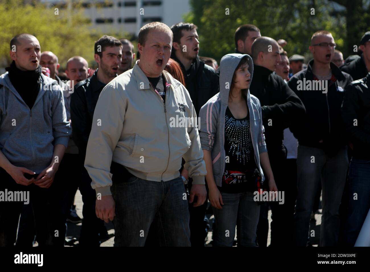 I manifestanti prendono parte ad una manifestazione chiamata dal collettivo 'Jour de Colere', o 'giorno di ira', a Lione, in Francia, il 06 aprile 2014. La manifestazione ha riunito un gruppo motley di manifestanti anti anti anti-governativi tra cui teste di pelle, cattolici e persone che si oppongono al matrimonio gay. Ex-Jeunesse nazionaliste Alexandre Gabriac e Yvan Benedetti marciano a capo del corteo. Foto di Axelle de russe/ABACAPRESS.COM Foto Stock