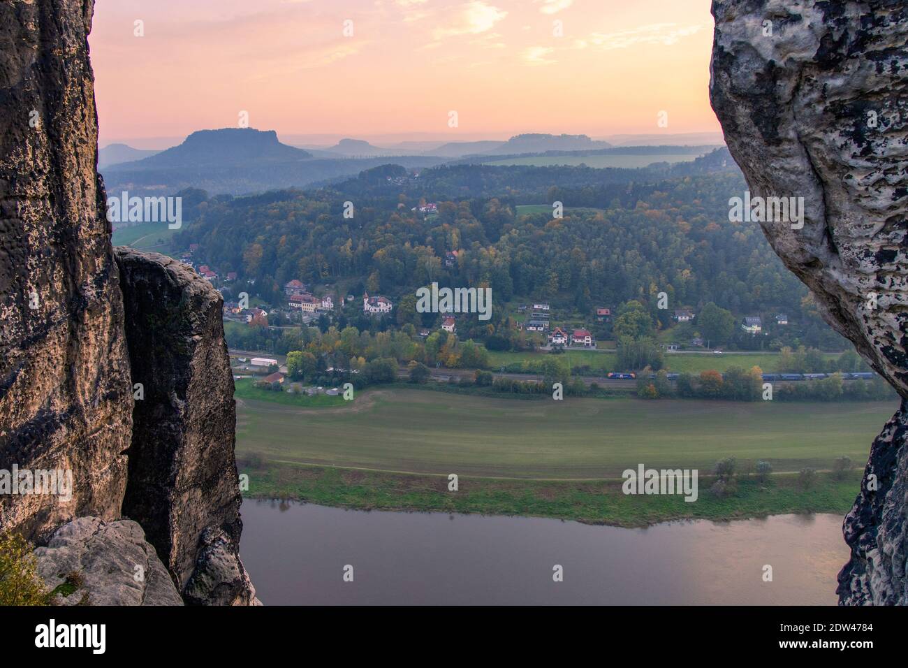 vista dal ponte di bastei al fiume elba, rathen e montagna rauenstein al tramonto in sassonia svizzera, sächsische schweiz, germania orientale Foto Stock
