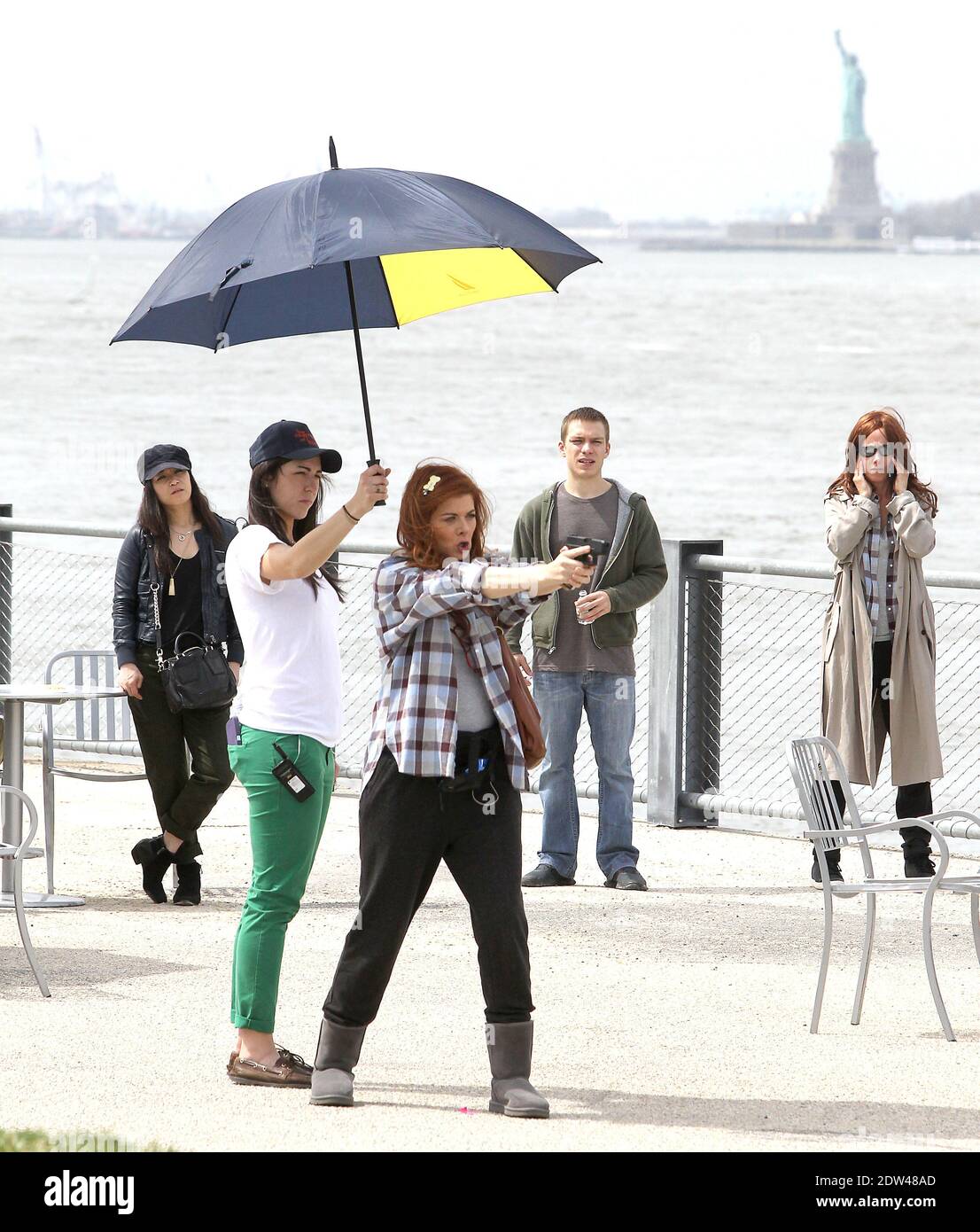 L'attrice statunitense Debra Messing filma una scena del suo nuovo pilota televisivo The Mysteries of Laura vicino alla Statua della libertà a New York City, NY, USA, il 14 aprile 2014. Foto di Charles Guerin/ABACAPRESS.COM Foto Stock