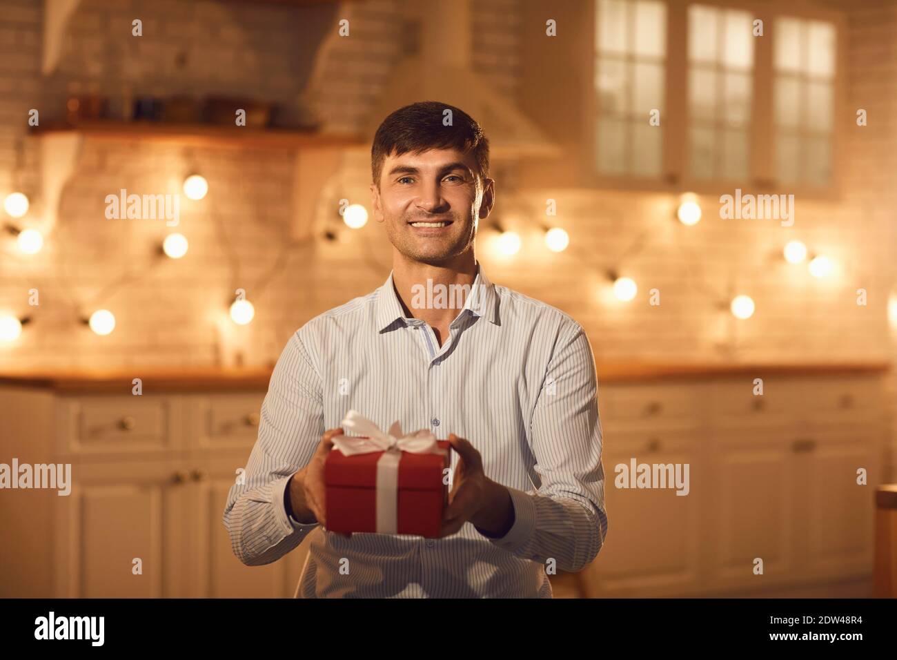 Ritratto di un uomo romantico che si congratula con il suo amato per la vacanza tramite video link. Foto Stock