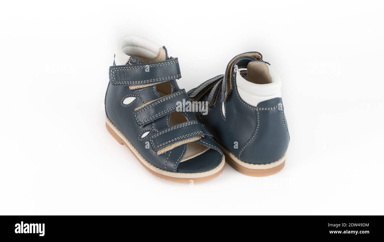 sandali ortopedici blu per bambini su sfondo bianco Foto stock - Alamy
