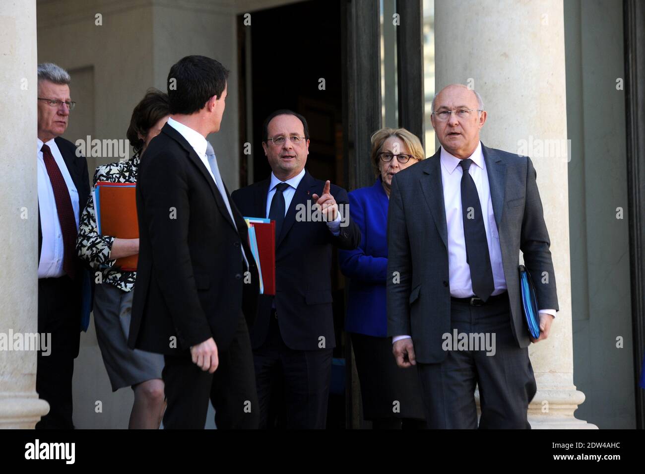 Il presidente francese Francois Hollande, il primo ministro Manuel Valls, il ministro del decentramento, la riforma dello Stato e del servizio pubblico Marylise Lebranchu, il ministro delle finanze Michel sapin e il ministro minore responsabile del bilancio Christian Eckert hanno lasciato la riunione settimanale del gabinetto tenutasi presso il Palazzo Elysee a Parigi, in Francia, il 16 aprile; 2014. Foto di Mousse/ABACAPRESS.COM Foto Stock