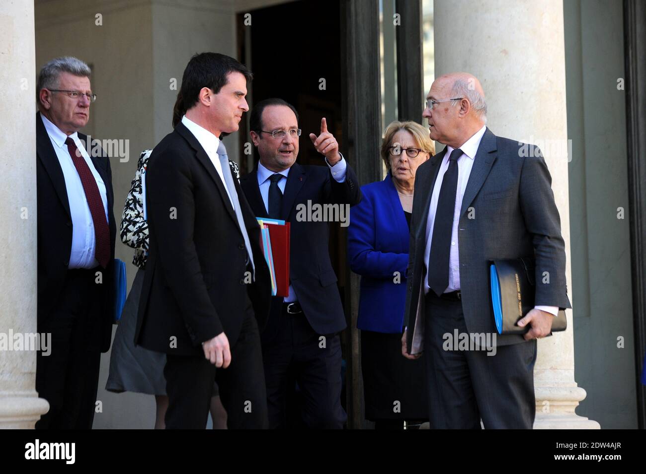 Il presidente francese Francois Hollande, il primo ministro Manuel Valls, il ministro del decentramento, la riforma dello Stato e del servizio pubblico Marylise Lebranchu, il ministro delle finanze Michel sapin e il ministro minore responsabile del bilancio Christian Eckert hanno lasciato la riunione settimanale del gabinetto tenutasi presso il Palazzo Elysee a Parigi, in Francia, il 16 aprile; 2014. Foto di Mousse/ABACAPRESS.COM Foto Stock